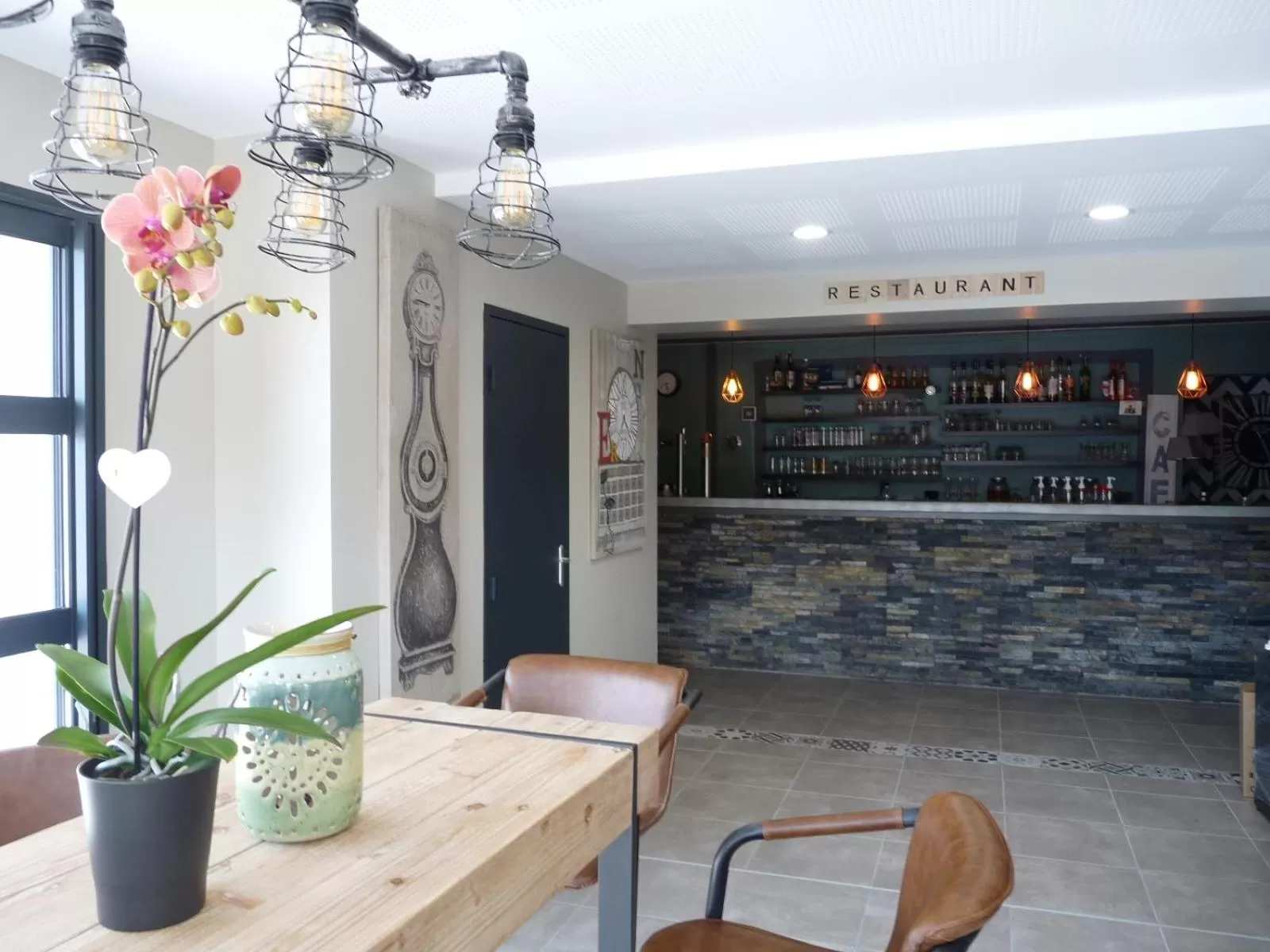 Decorative detail in L'Horloge Gourmande