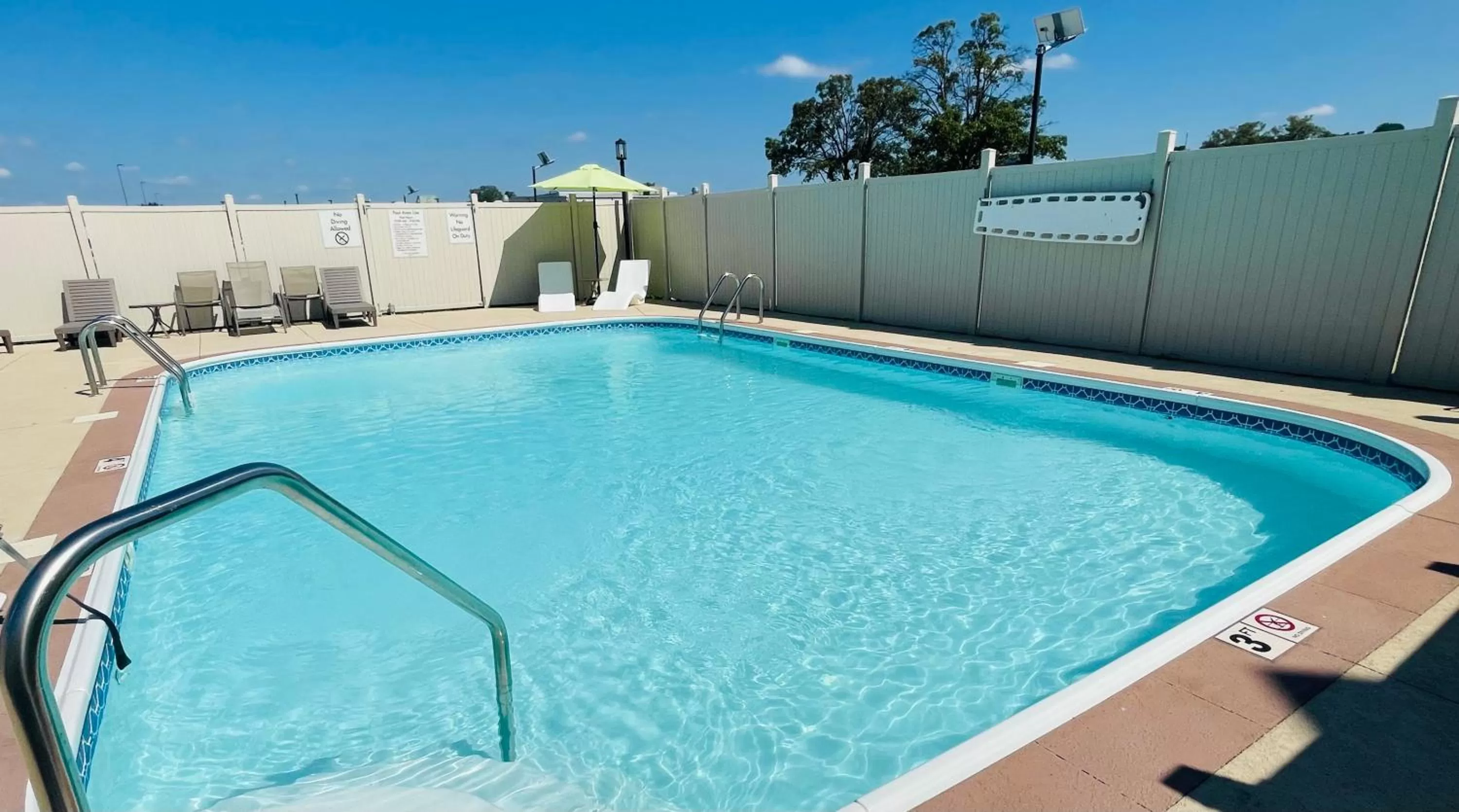 Swimming pool in Clarion Inn & Suites Evansville Eastland Area