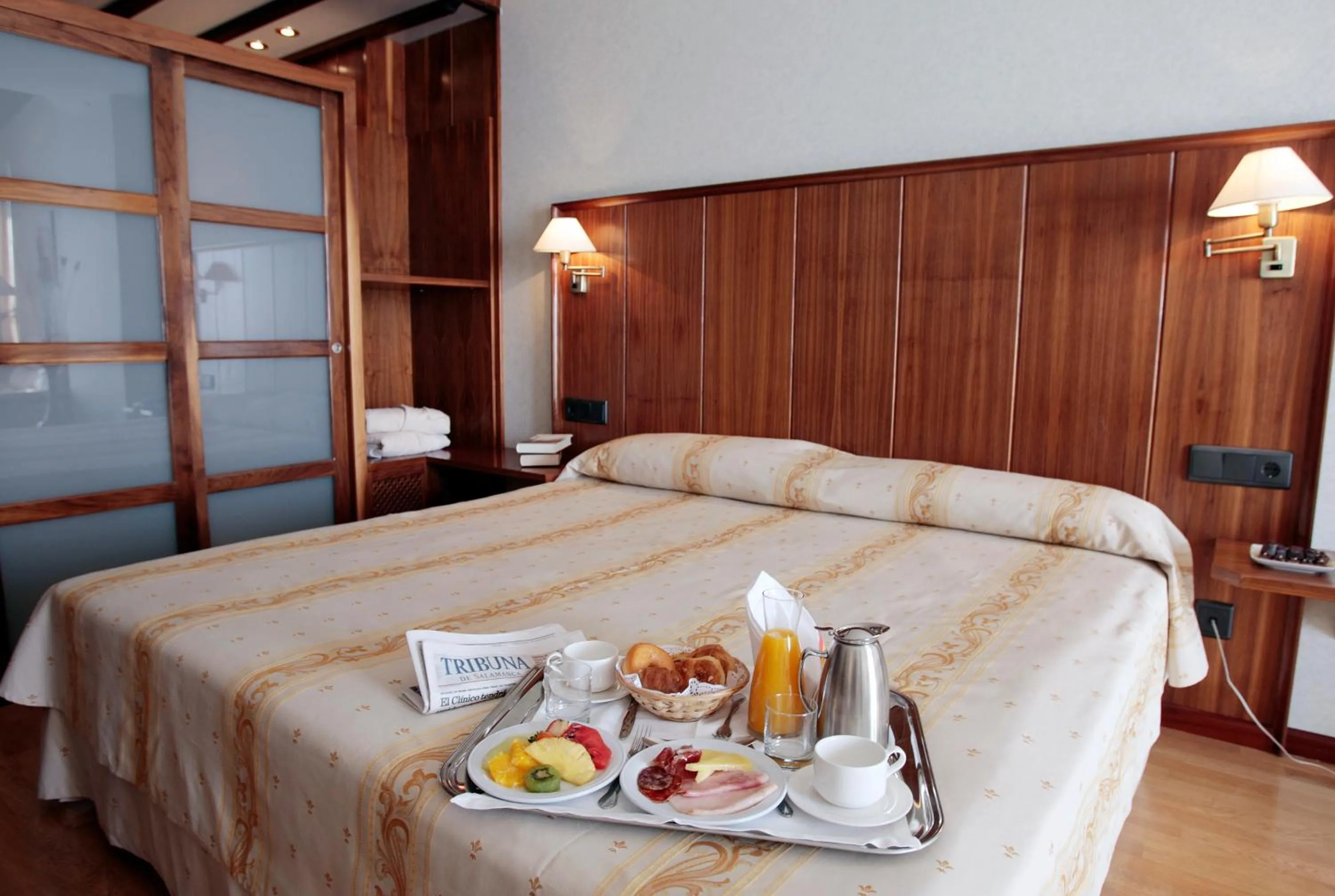 Bed in Hotel Doña Brígida – Salamanca Forum