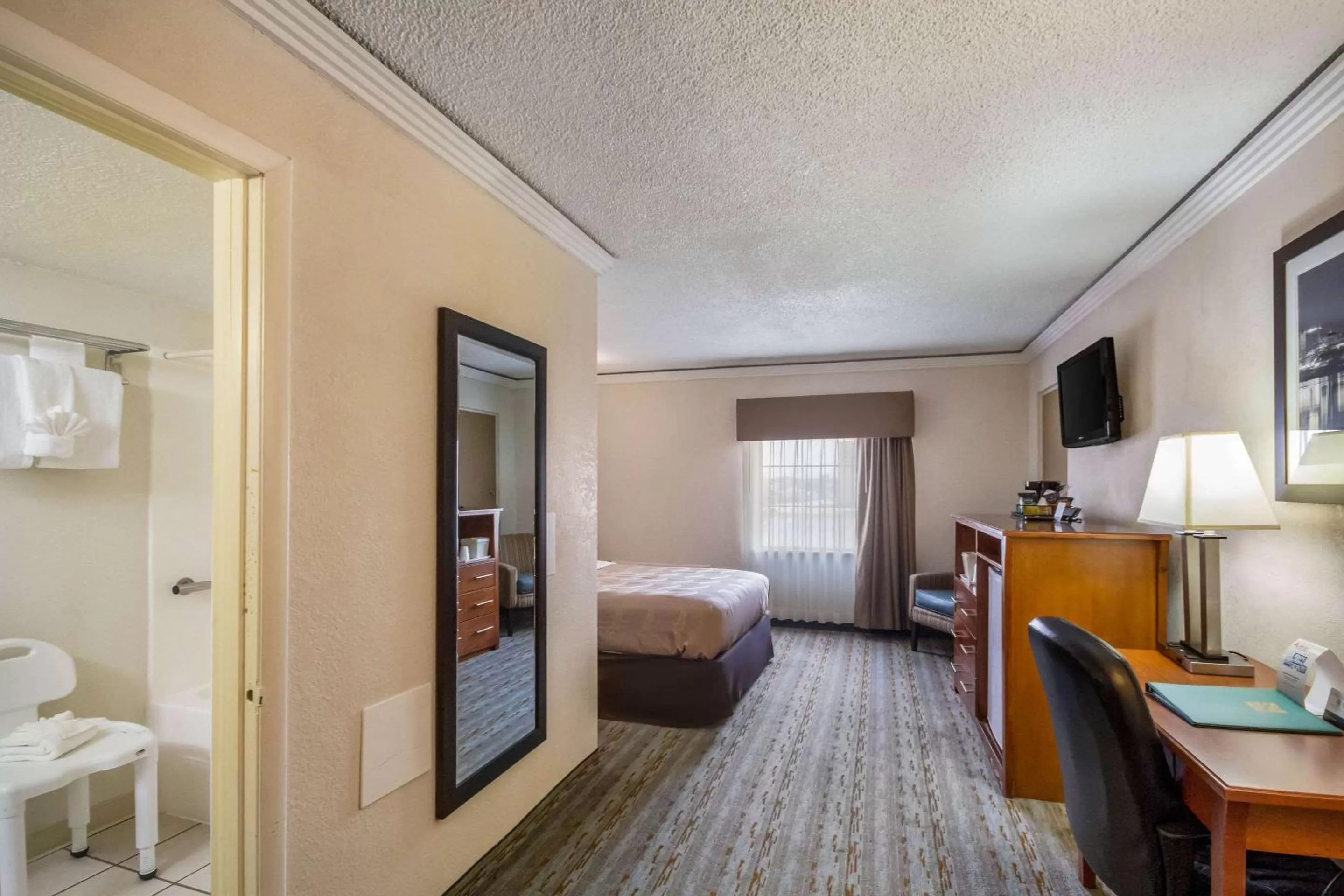 Photo of the whole room, Bed in Quality Inn & Suites Kansas City - Independence I-70 East