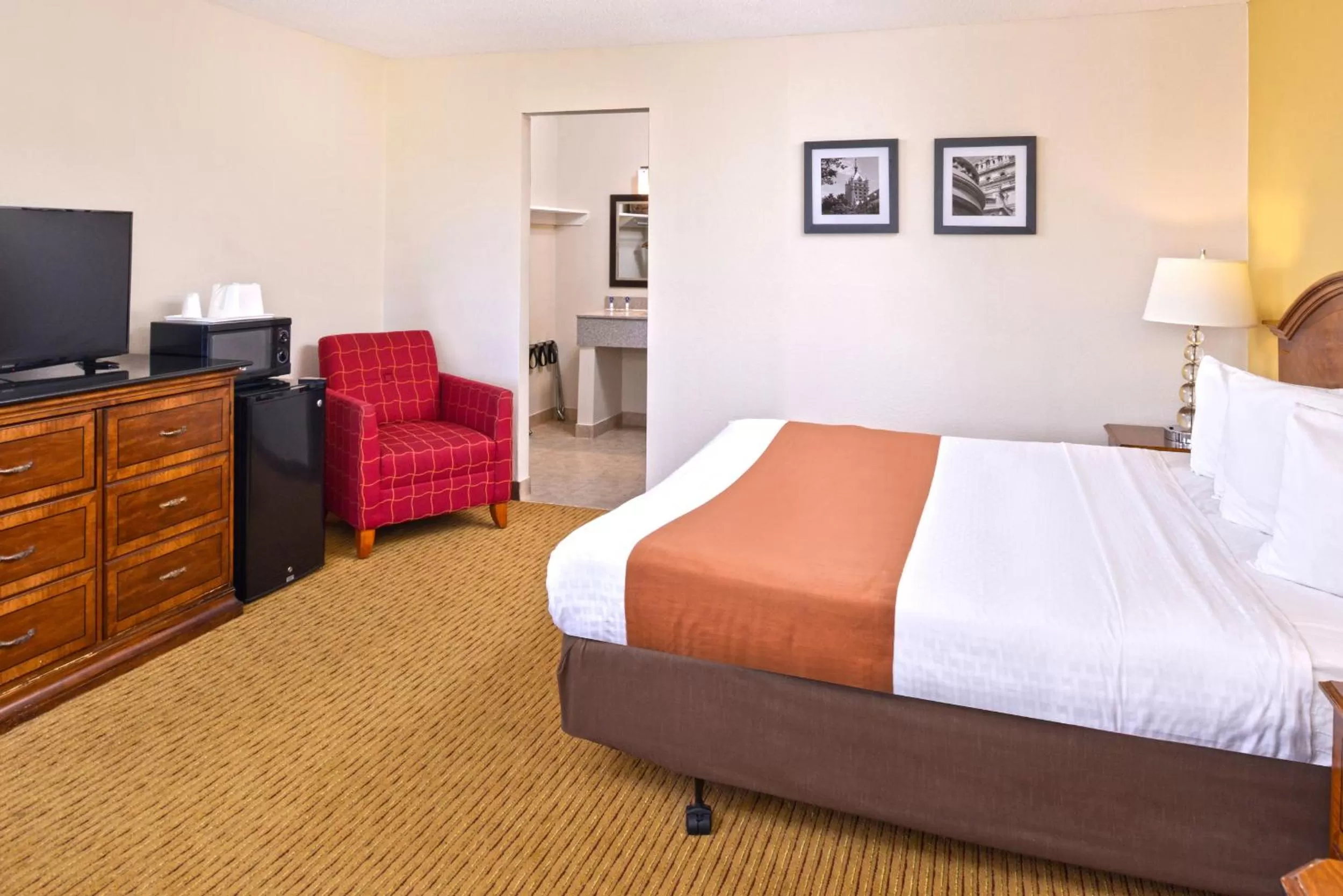 Bedroom, Bed in Americas Best Value Inn Plattsburgh