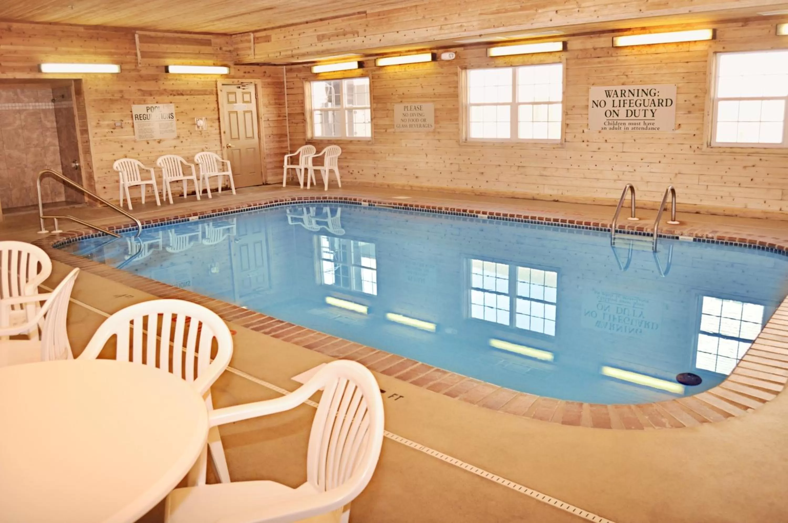 Swimming pool in Country Inn & Suites by Radisson, Kearney, NE