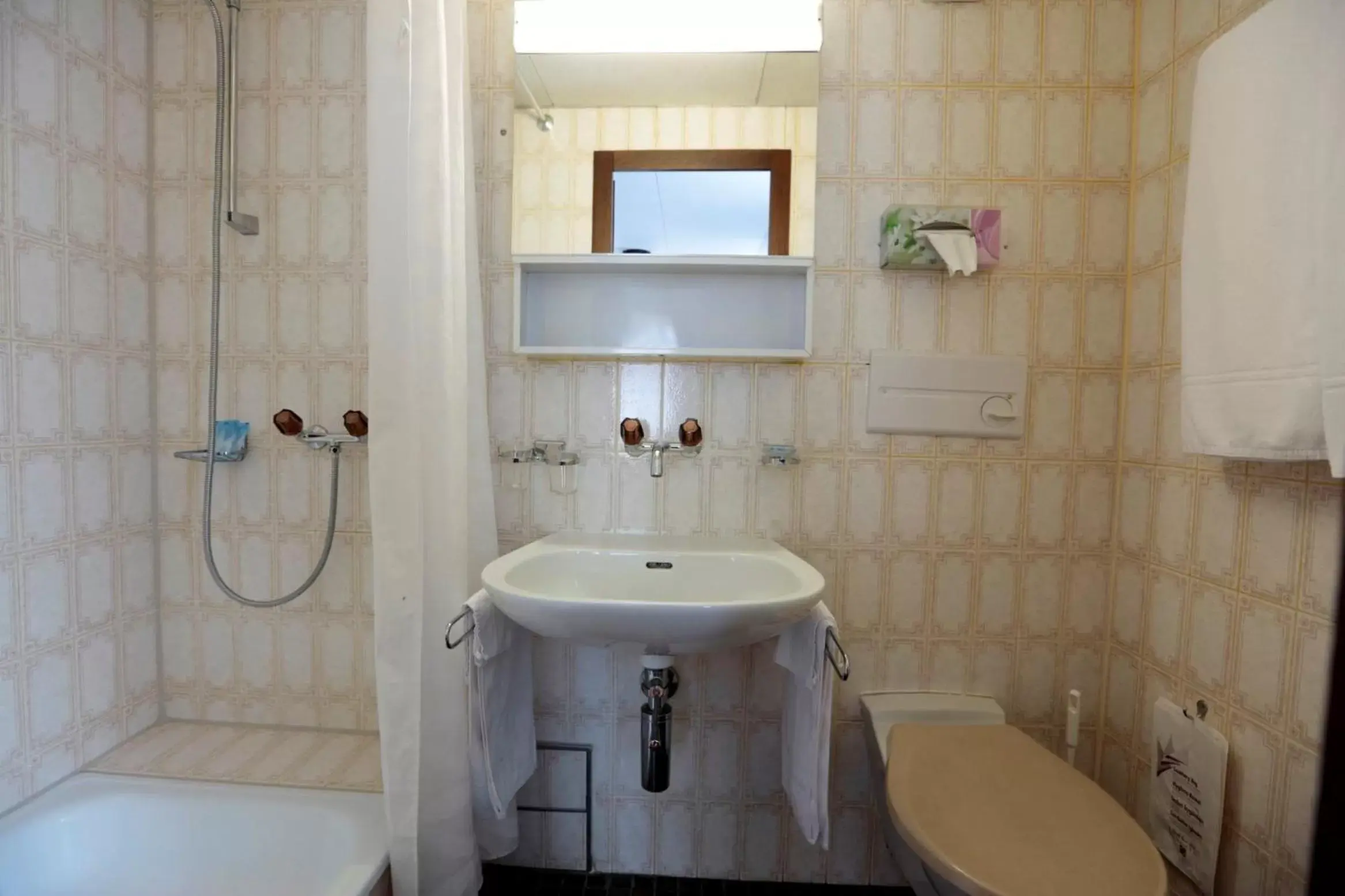 Budget Single Room in HotelChur.ch Budget Single Room in HotelChur.ch