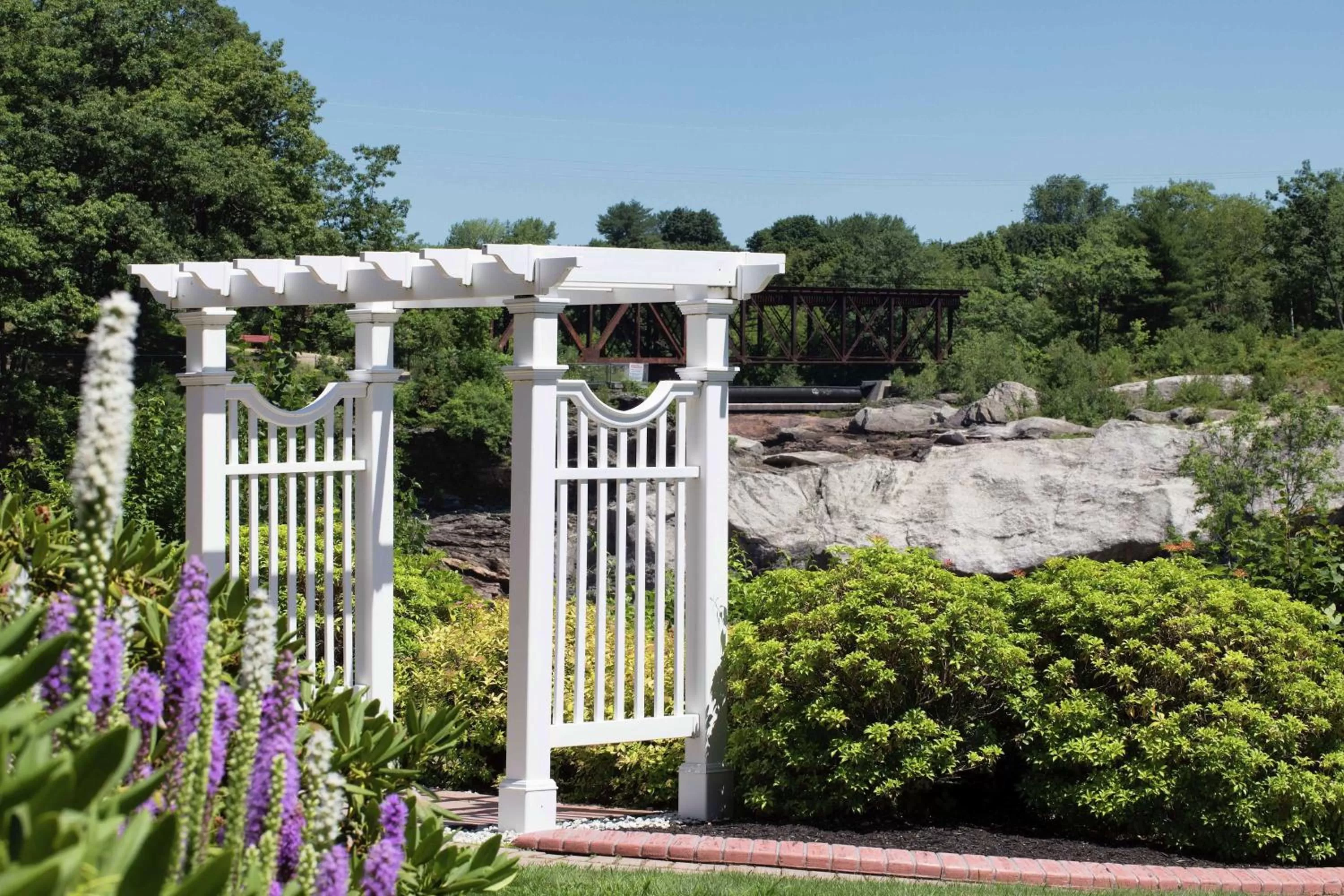 Garden in Hilton Garden Inn Auburn Riverwatch