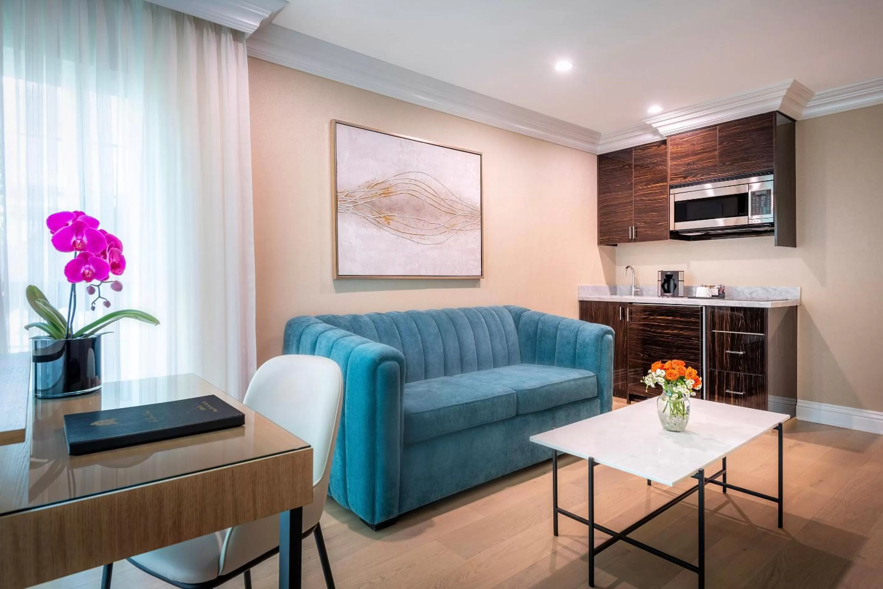 Kitchen or kitchenette in Beverly Hills Plaza Hotel & Spa