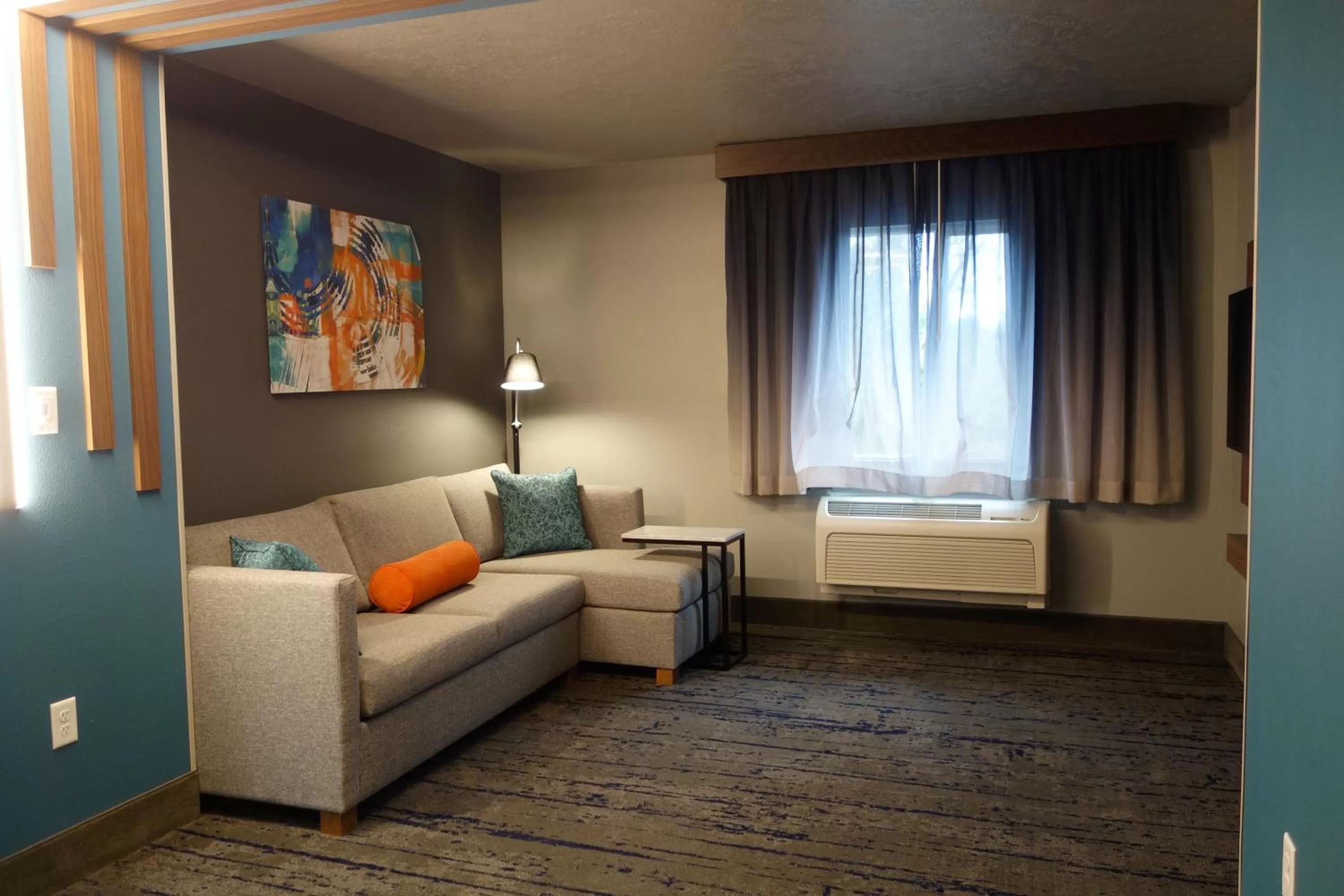 Living room, Bed in La Quinta Inn & Suites by Wyndham Springfield