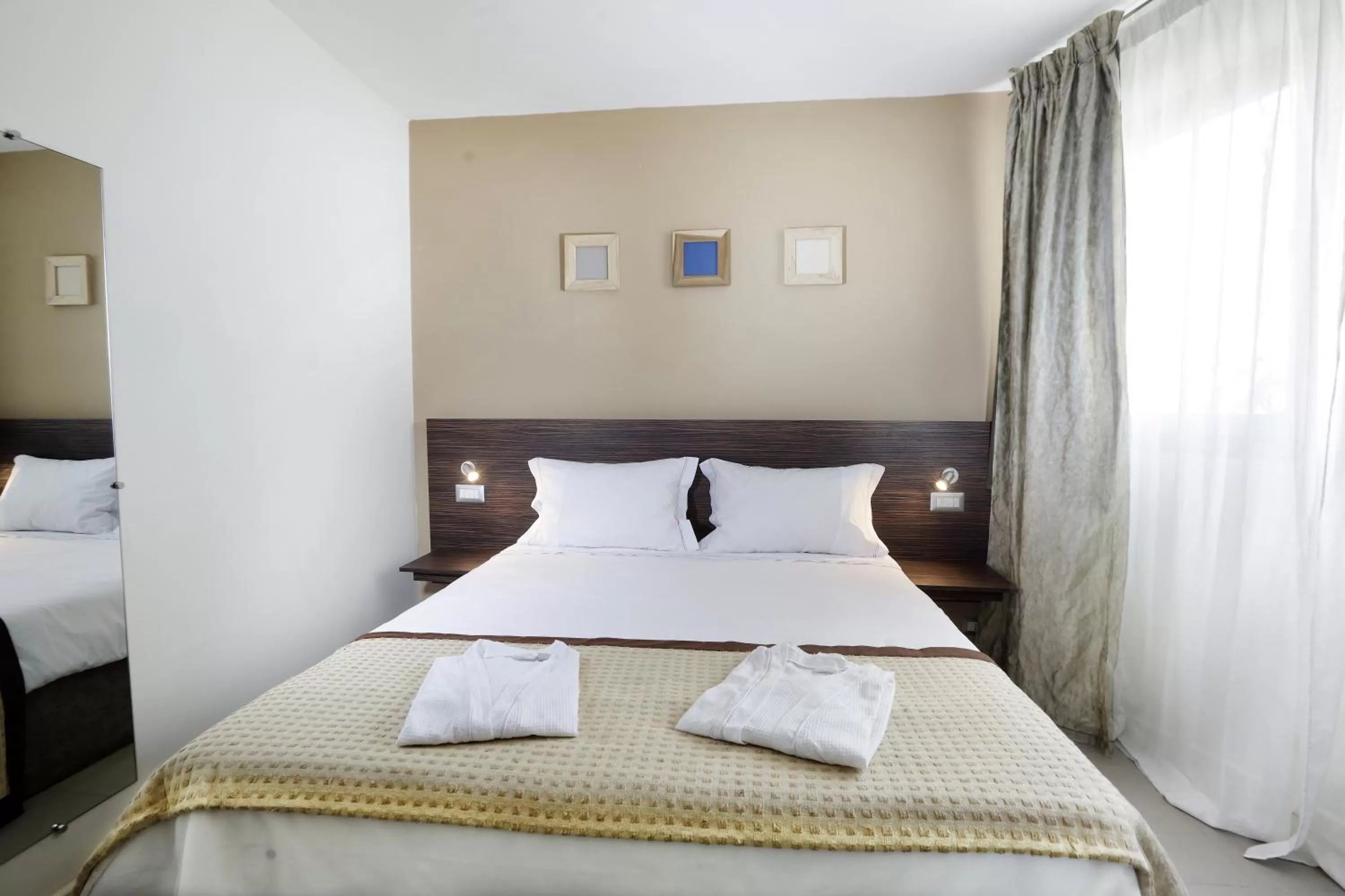 Photo of the whole room, Bed in Hotel La Villette