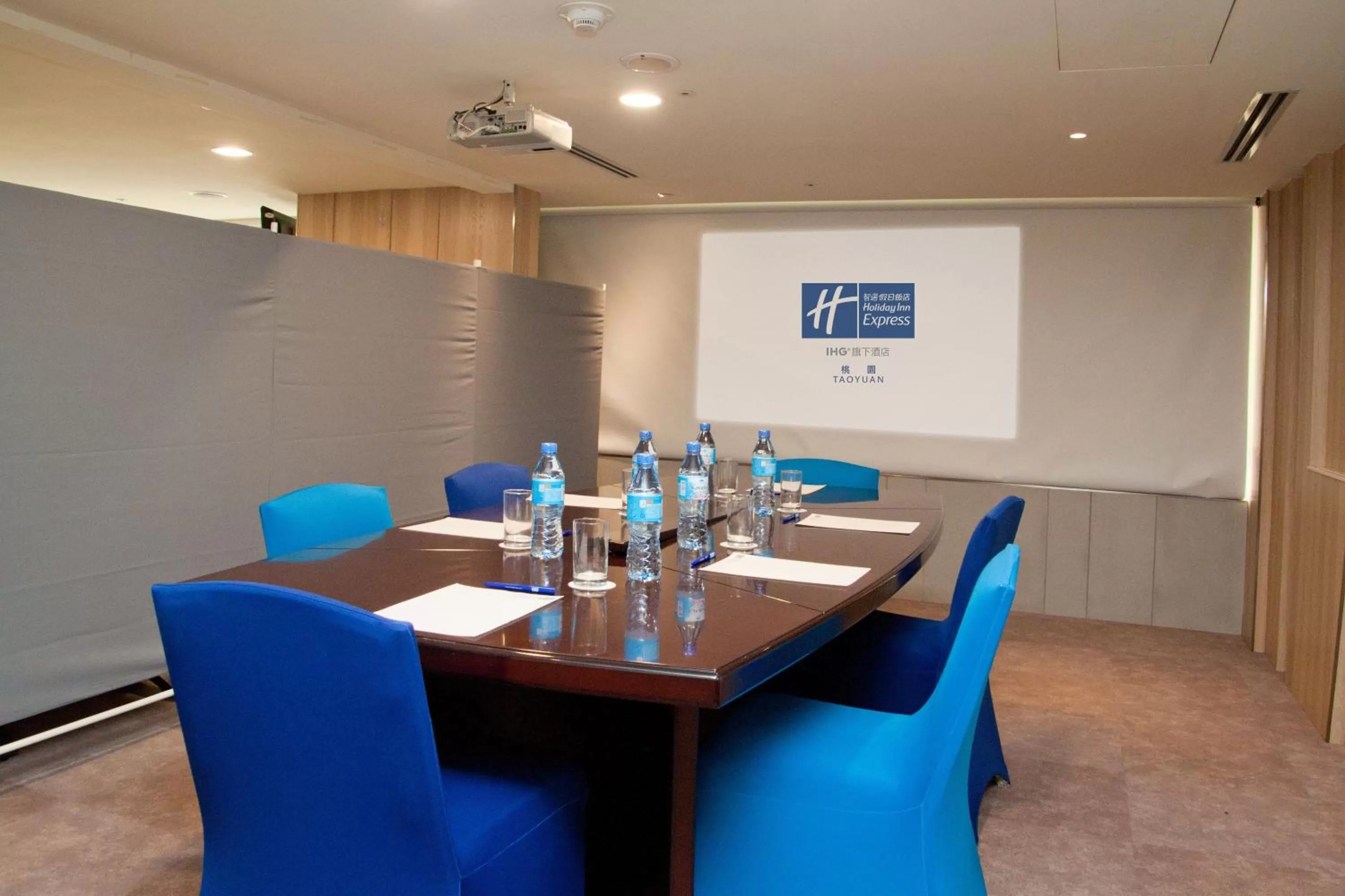 Meeting/conference room in Holiday Inn Express Taoyuan by IHG
