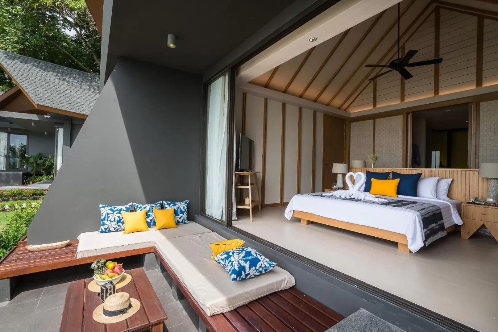 Balcony/Terrace, Bed in KC Grande Resort Koh Chang