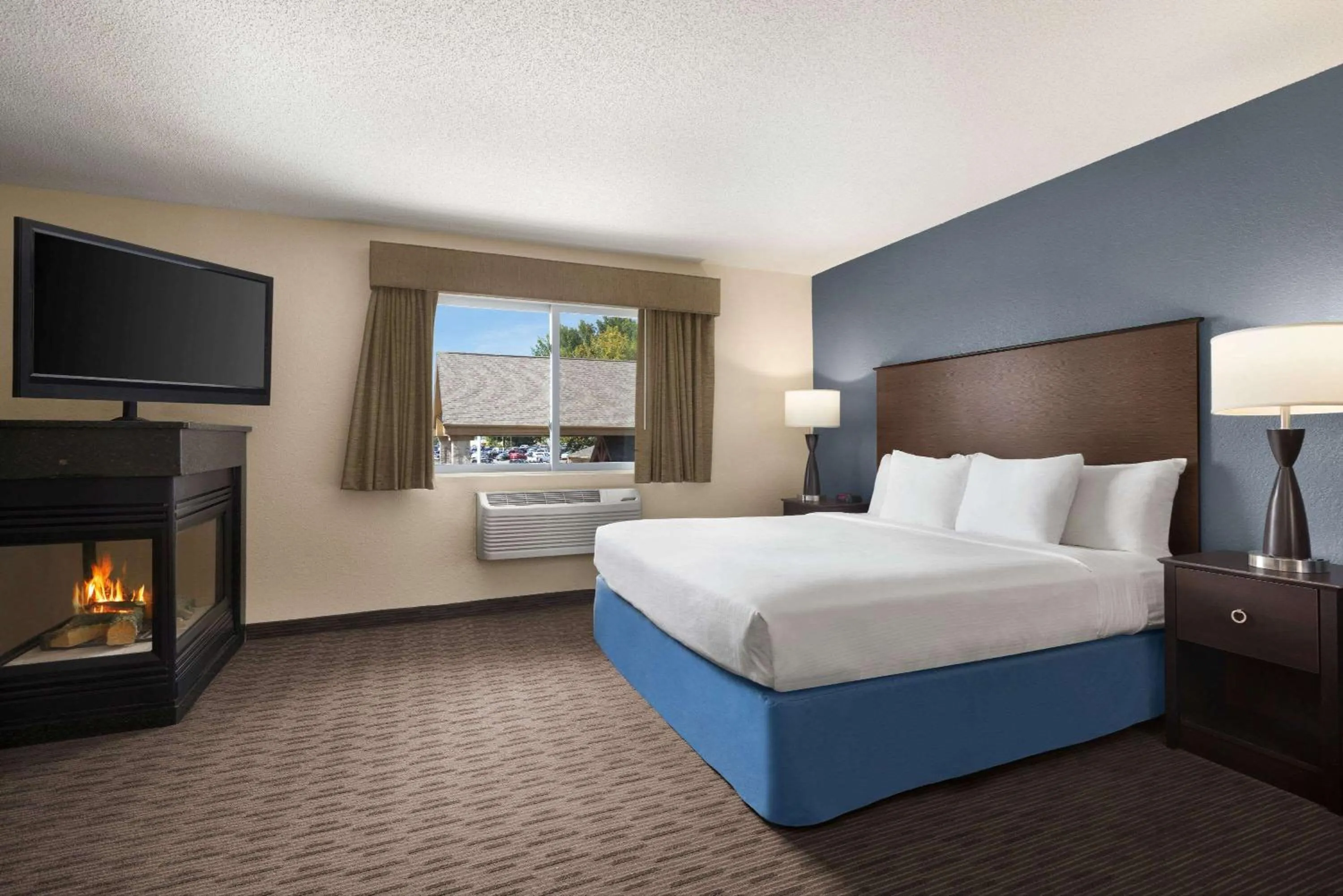 Photo of the whole room, Bed in Baymont by Wyndham Owatonna