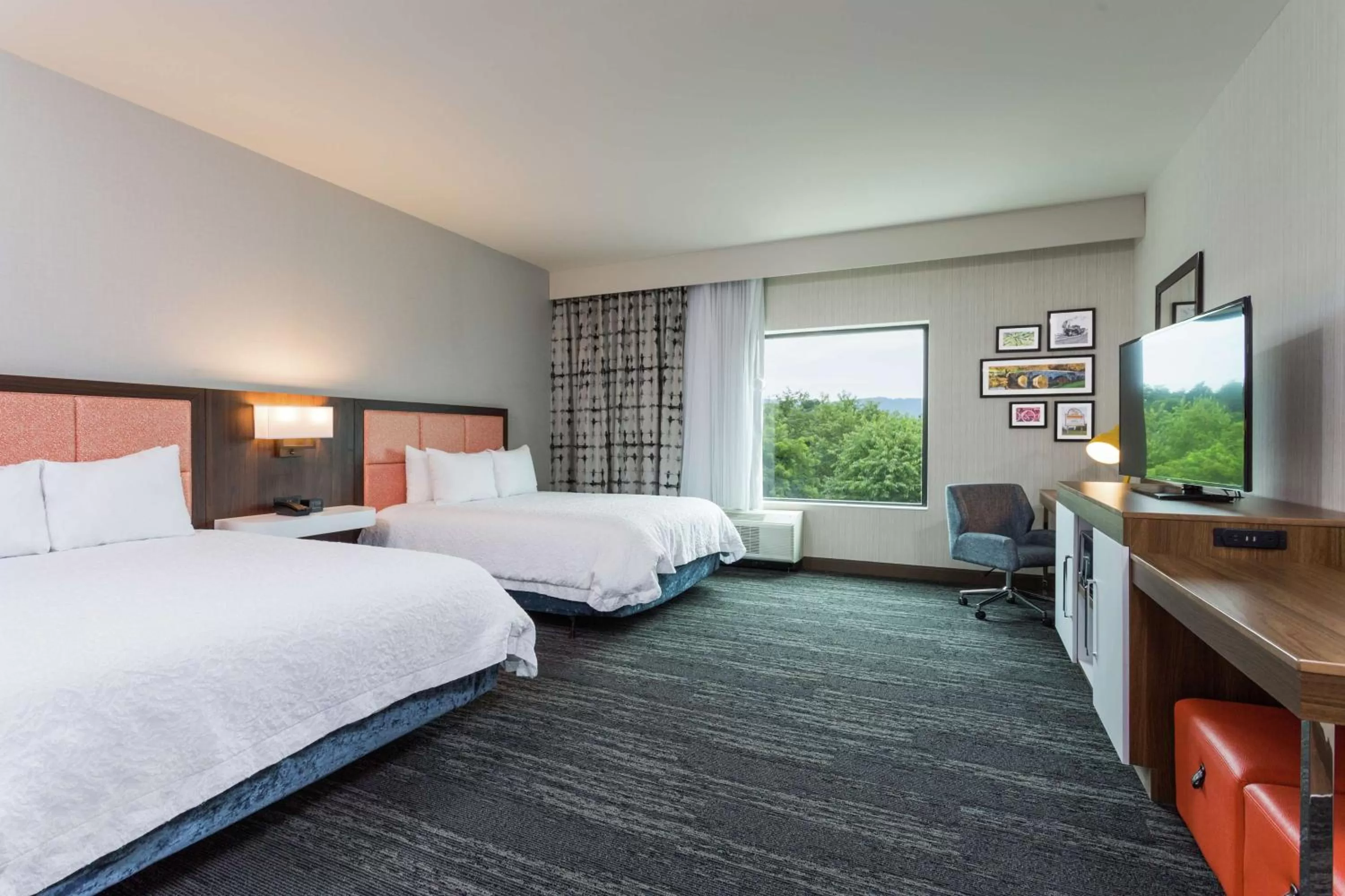 Bedroom, Bed in Hampton Inn Cumberland