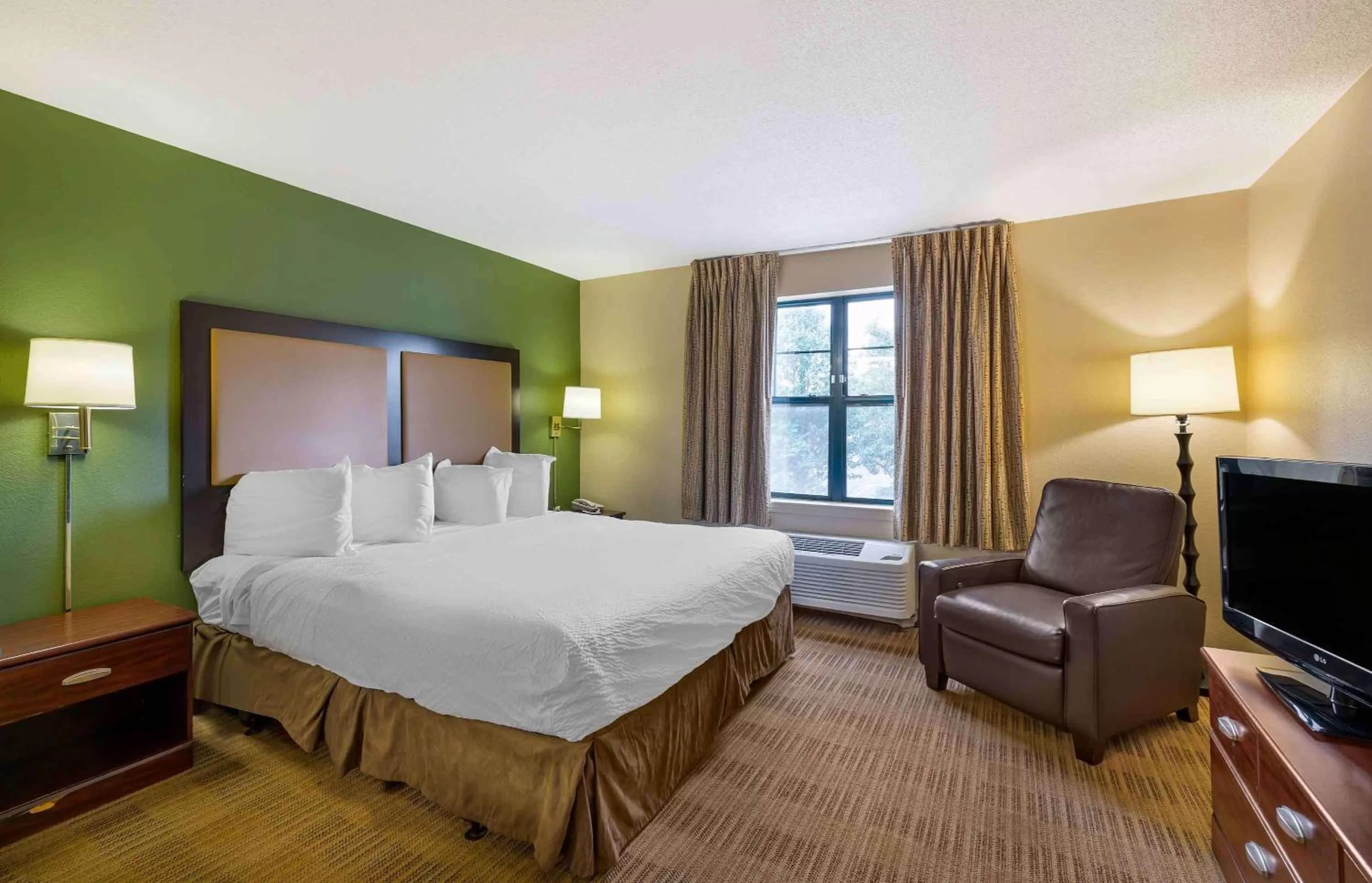 Bedroom, Bed in Extended Stay America Select Suites - Chicago - Naperville - West