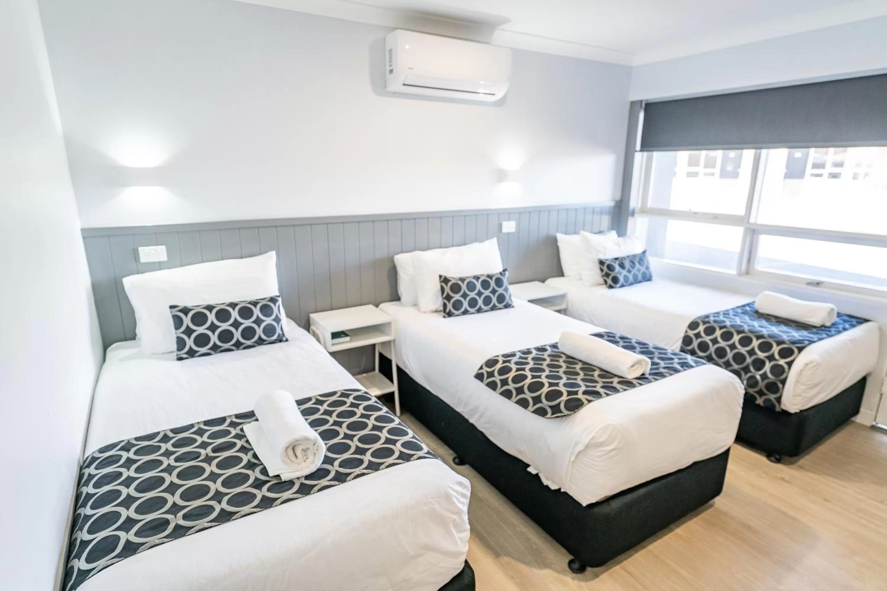 Living room, Bed in Bega Motel