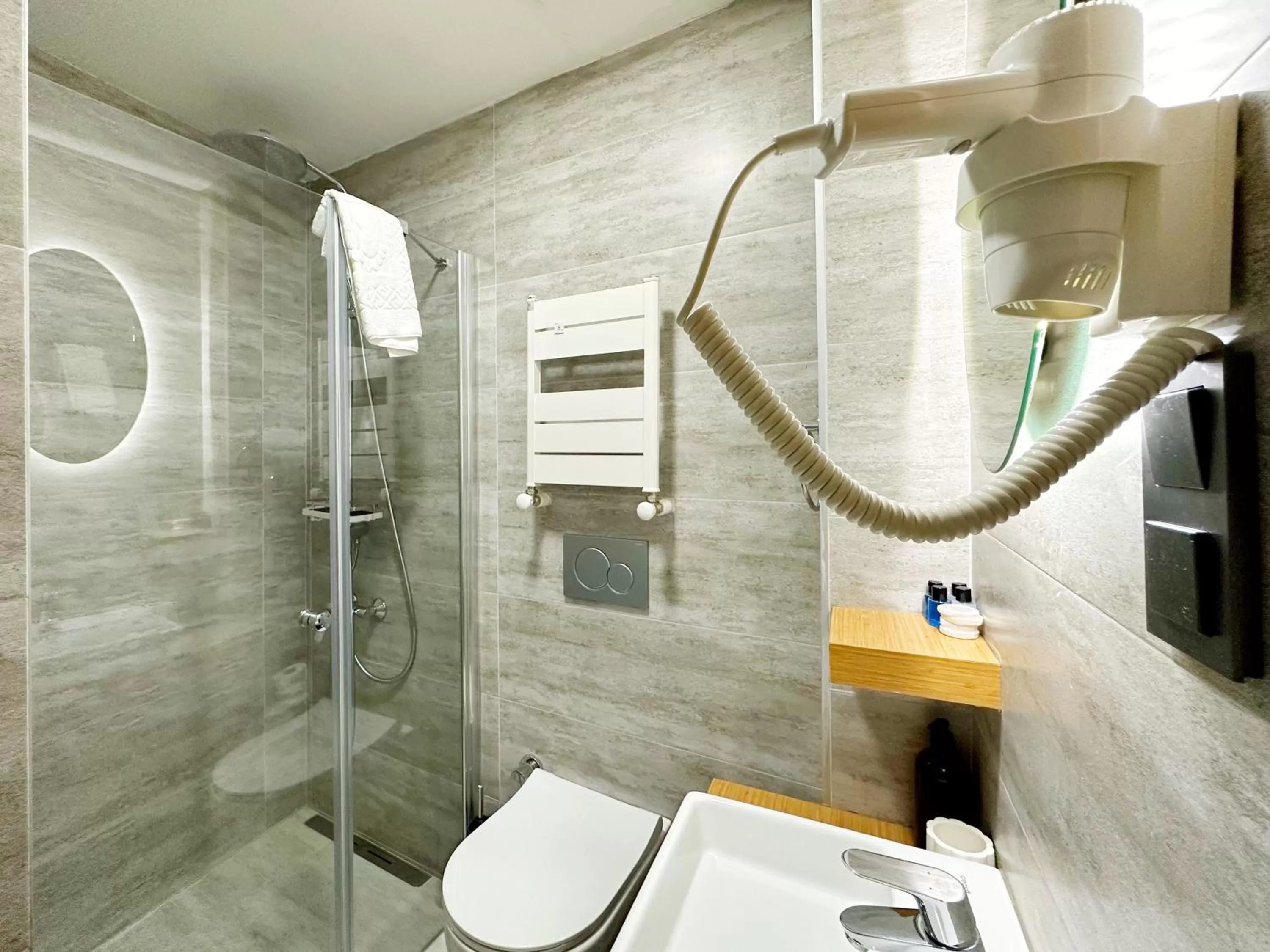 Shower in Sultan Pier Hotel