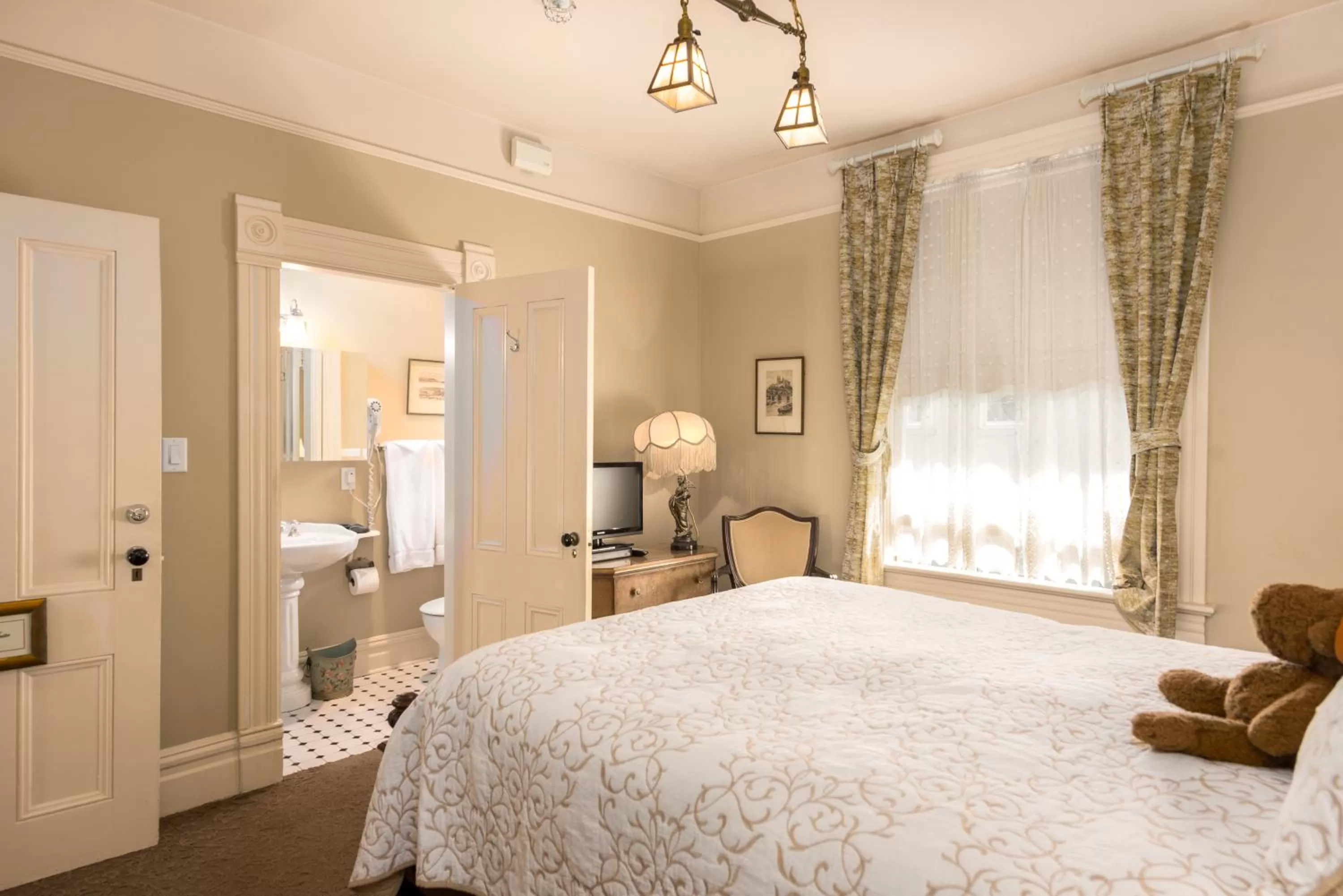 Bathroom, Bed in O Canada House Bed & Breakfast