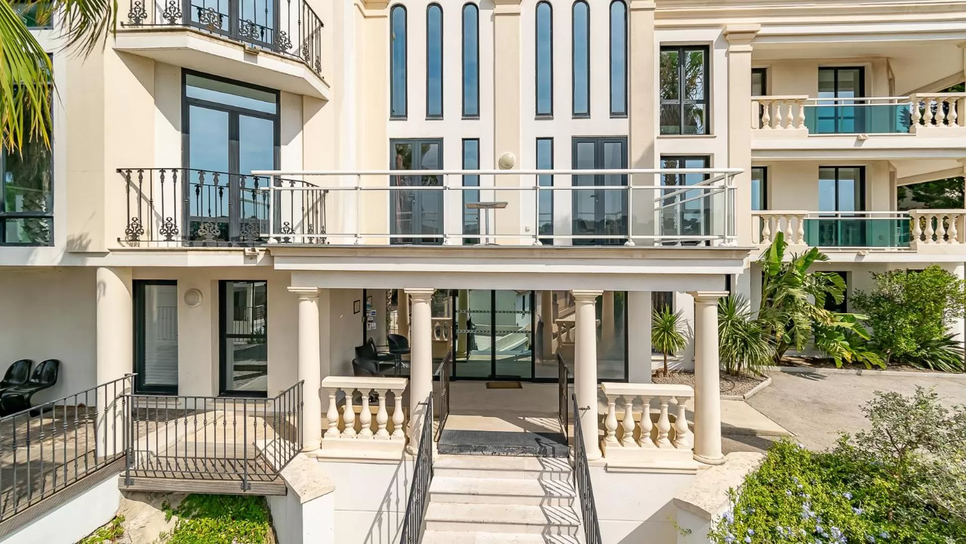 Property building, Balcony/Terrace in Vacancéole - Résidence Adriana