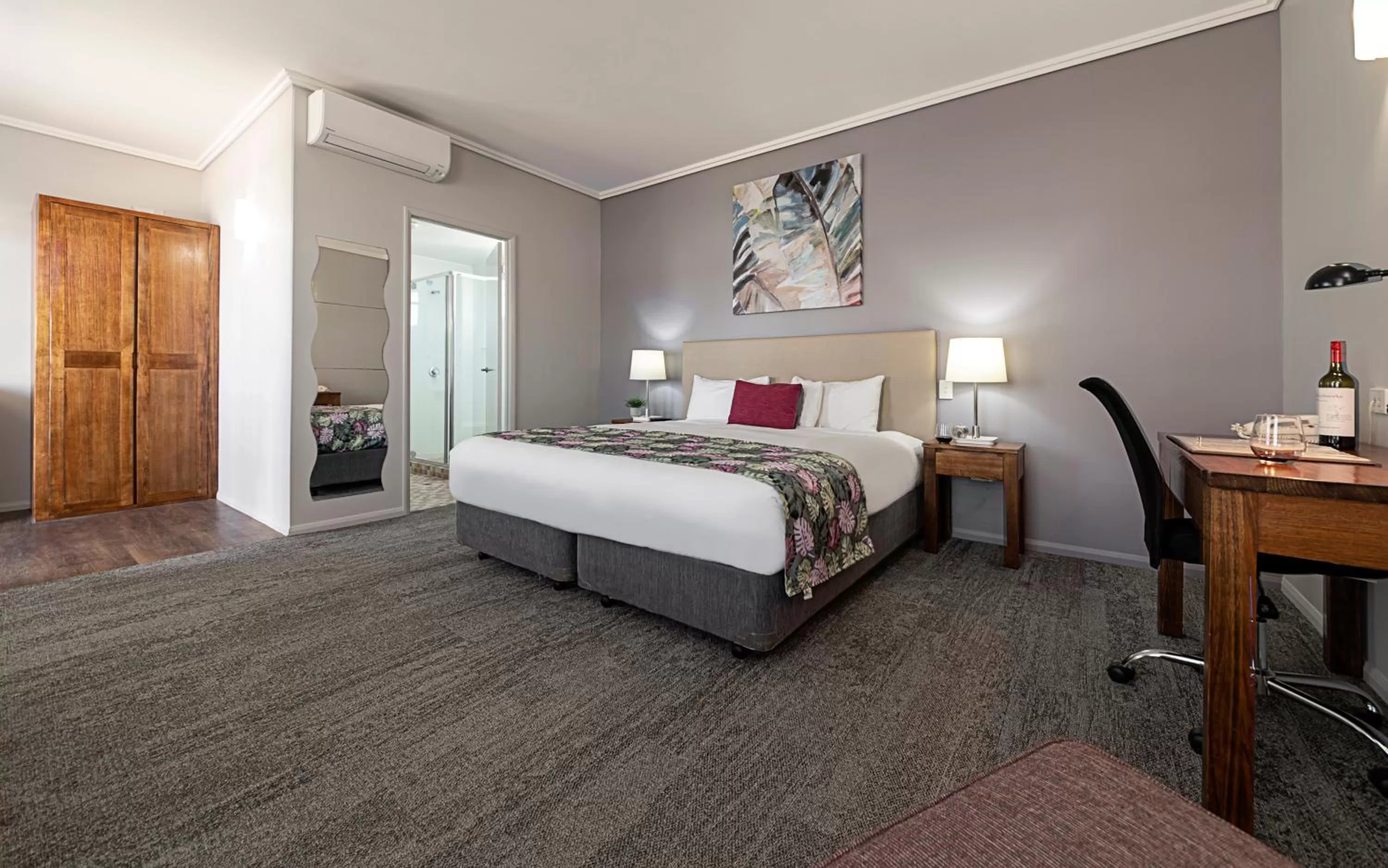 Photo of the whole room, Bed in Coachmans Inn Warwick