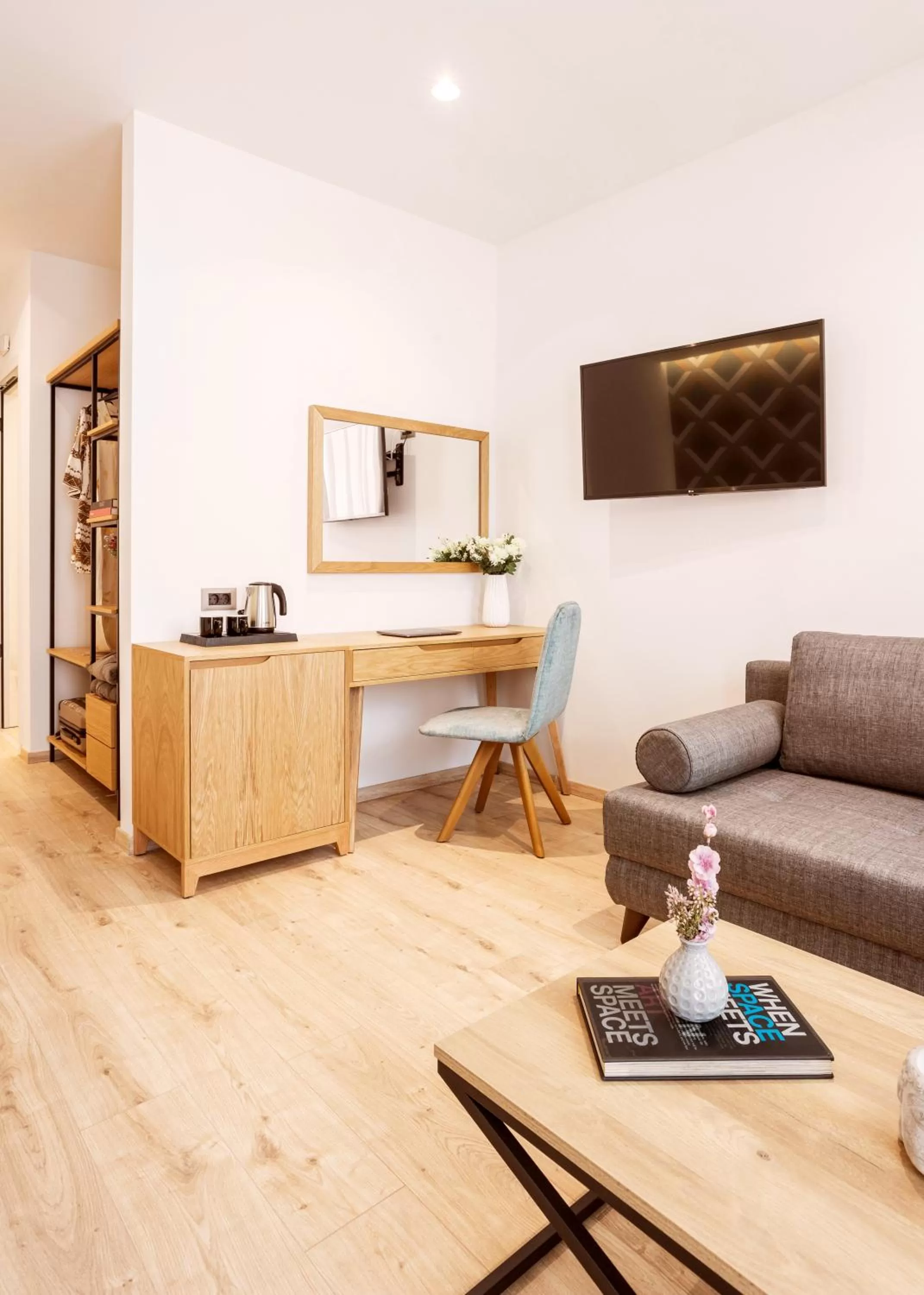 TV and multimedia in DAYS City Suites Athens