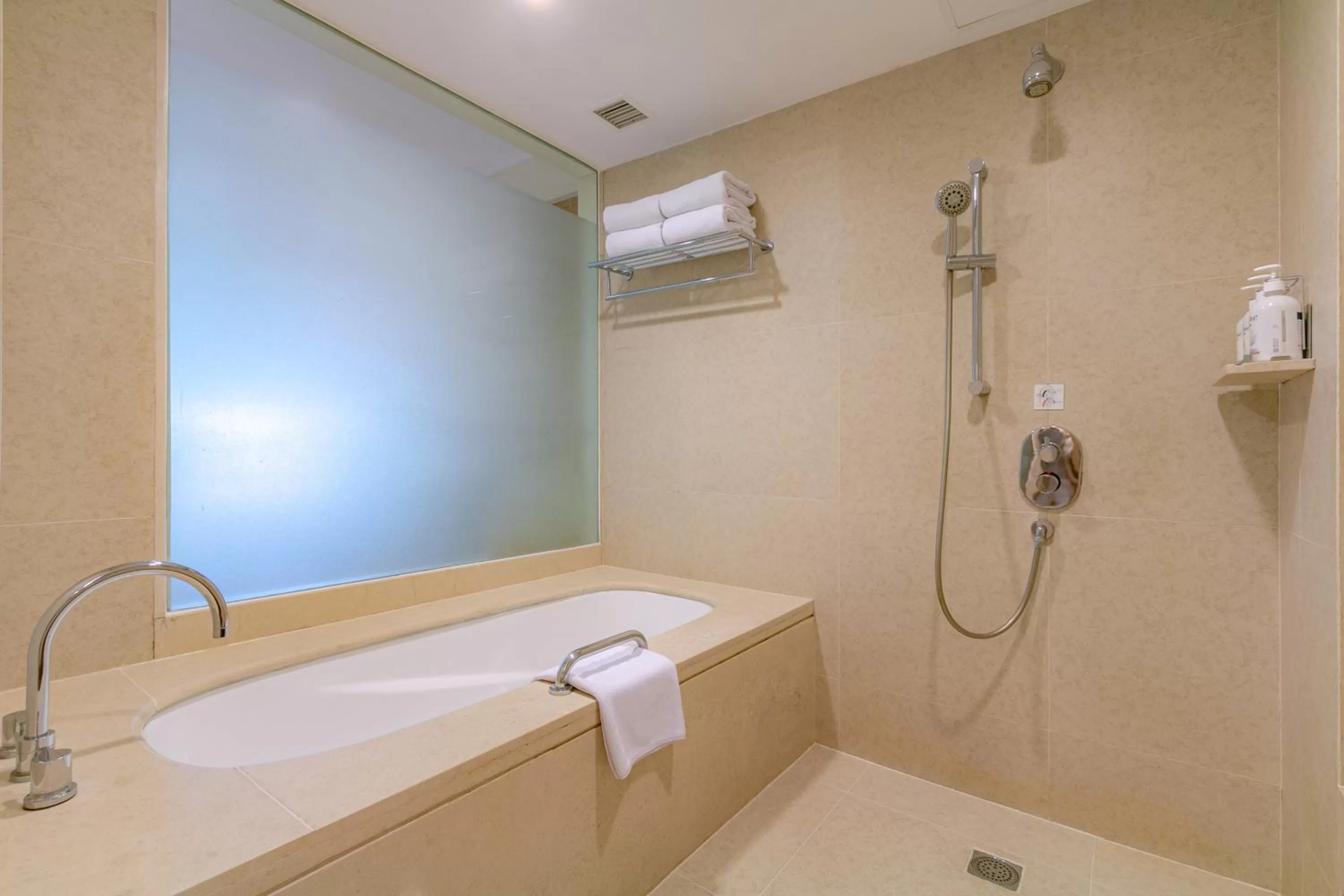 Bath in Holiday Inn Resort Baruna Bali by IHG