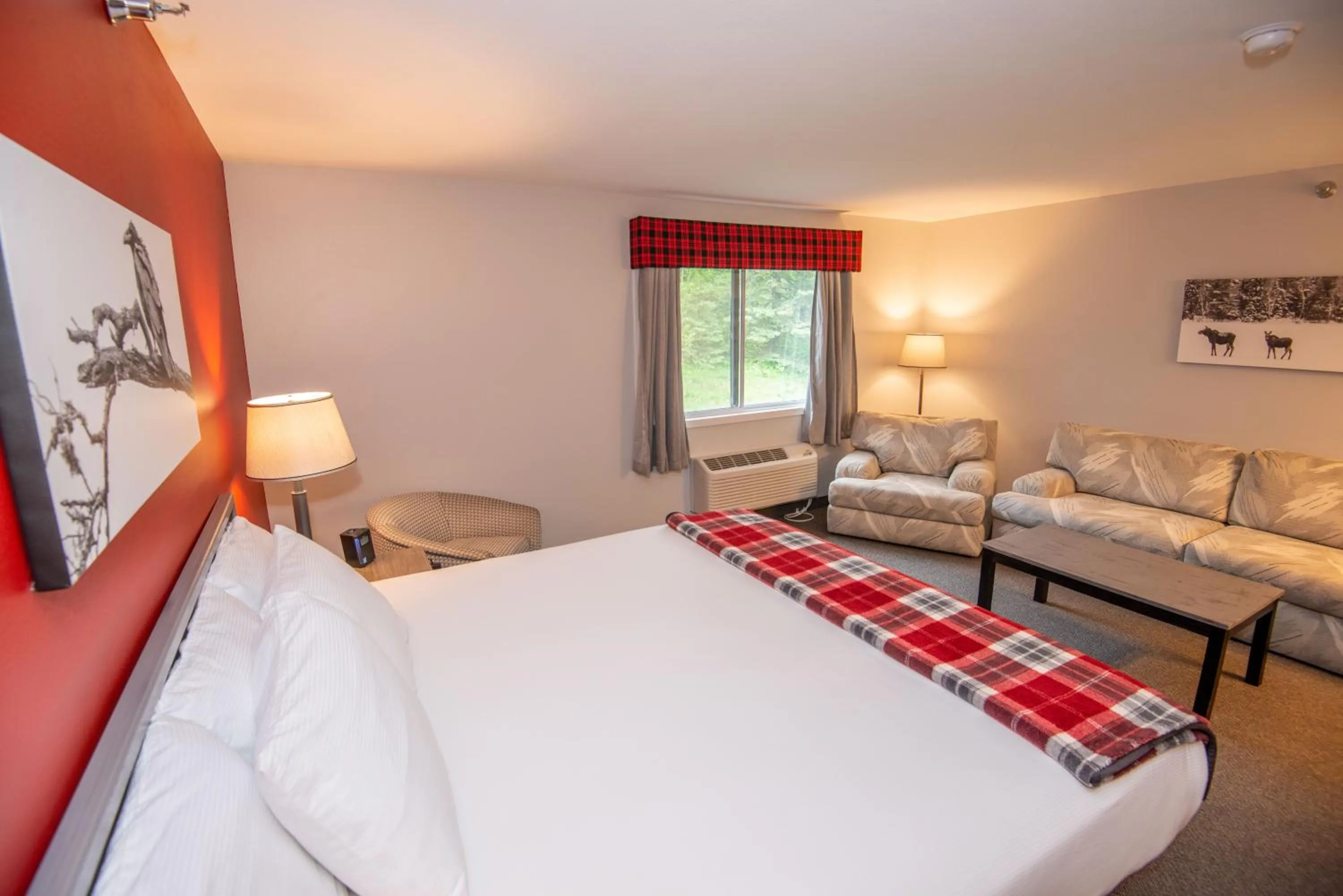 Photo of the whole room, Bed in Mountain Inn at Lutsen