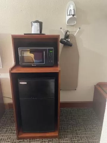 minibar, TV/Entertainment Center in Andy Griffith Parkway Inn
