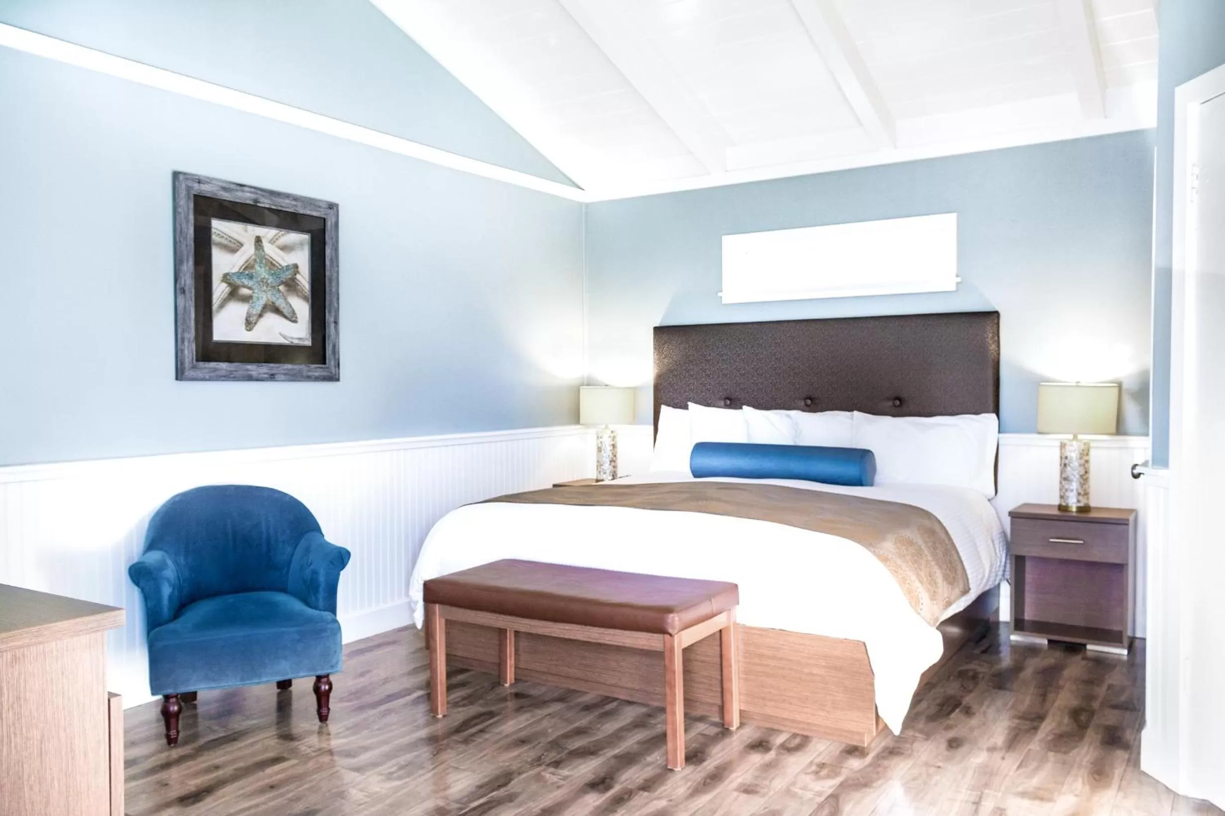 Photo of the whole room, Bed in Ocean Echo Inn & Beach Cottages