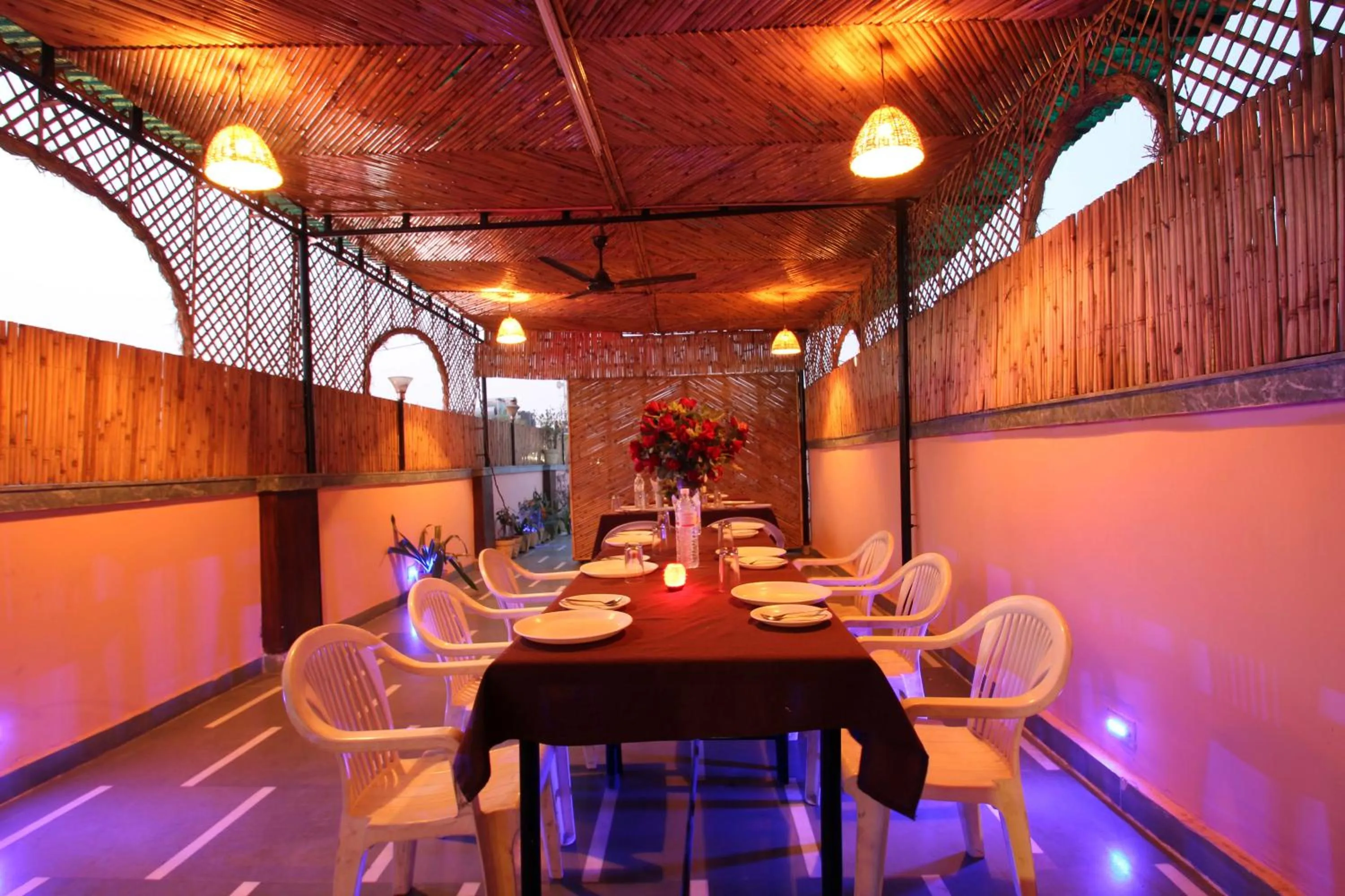 Restaurant/Places to Eat in Hotel Star View