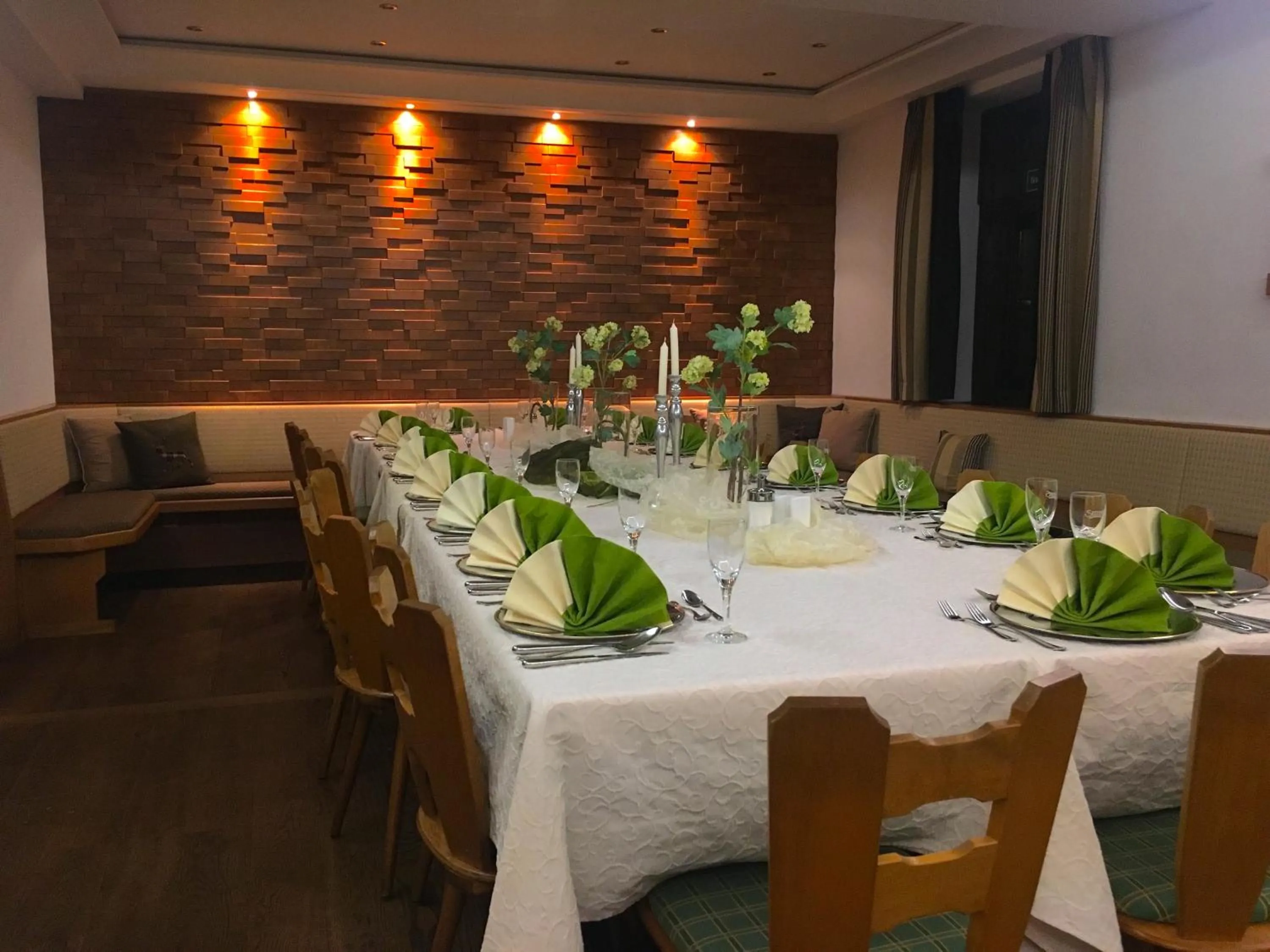 Restaurant/places to eat in Hotel Zur Schönen Aussicht