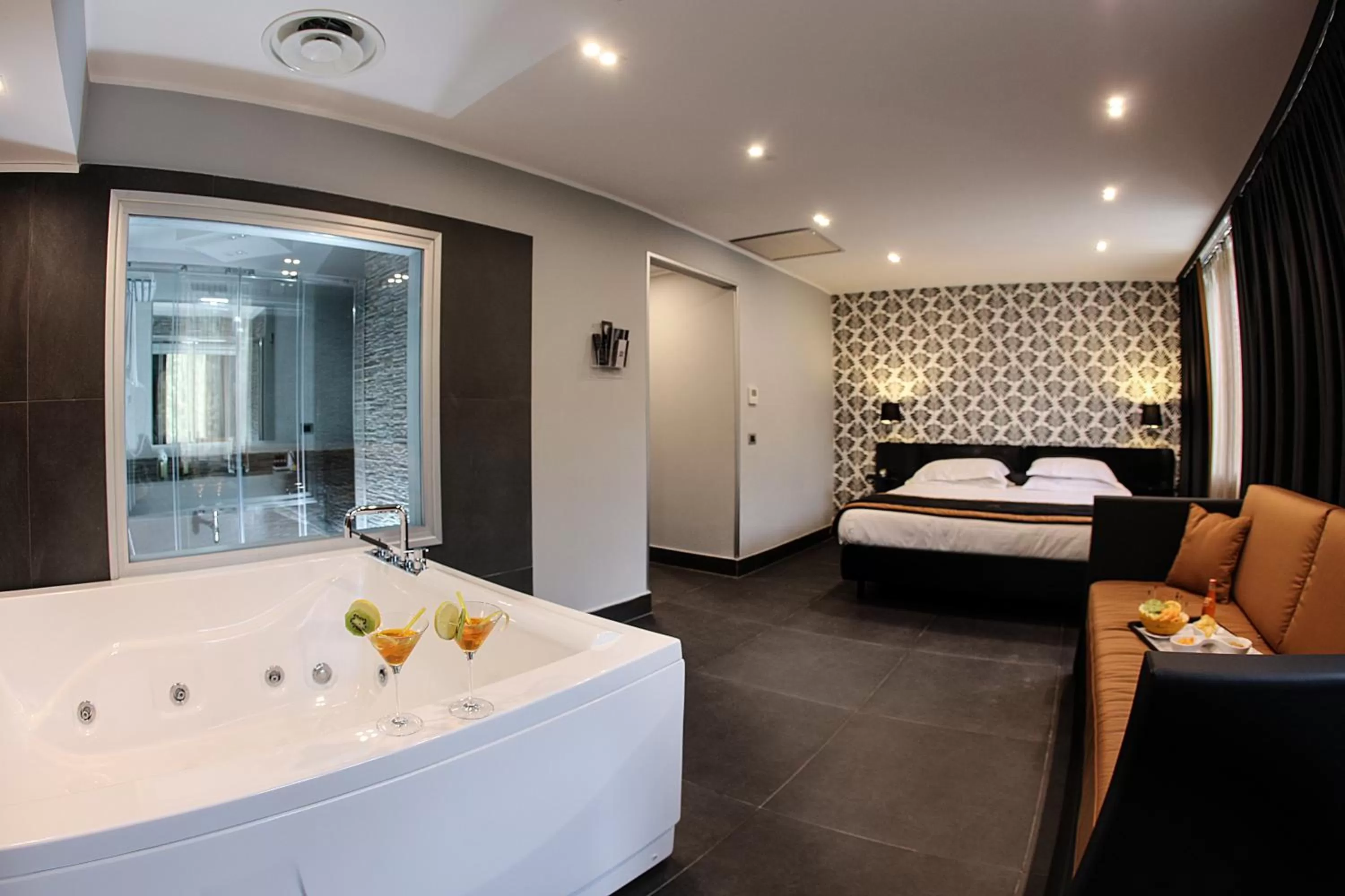 Hot Tub, Bed in Best Western JFK Hotel