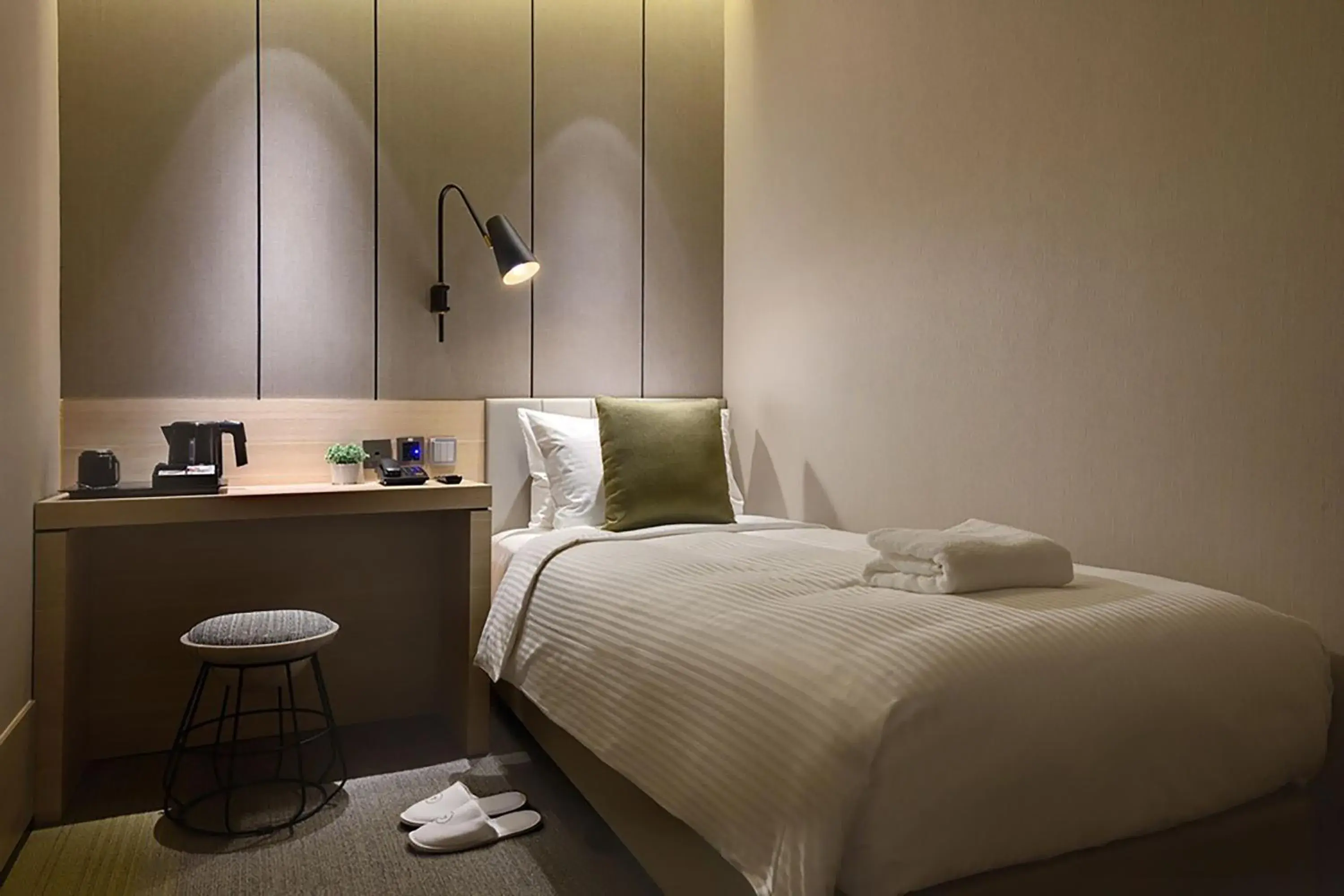 Solo Room (6 hours) with Meal - single occupancy in Aerotel Singapore - Transit Hotel in Terminal 1 Solo Room (6 hours) with Meal - single occupancy in Aerotel Singapore - Transit Hotel in Terminal 1