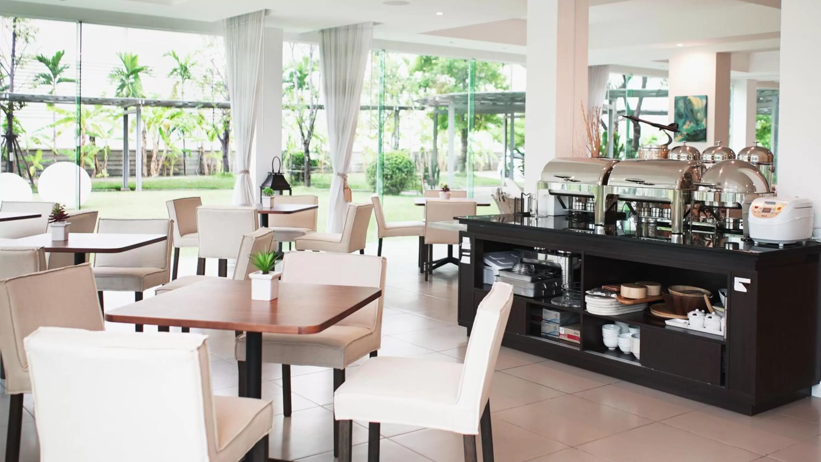 Restaurant/Places to Eat in The White Garden Premier Saraburi