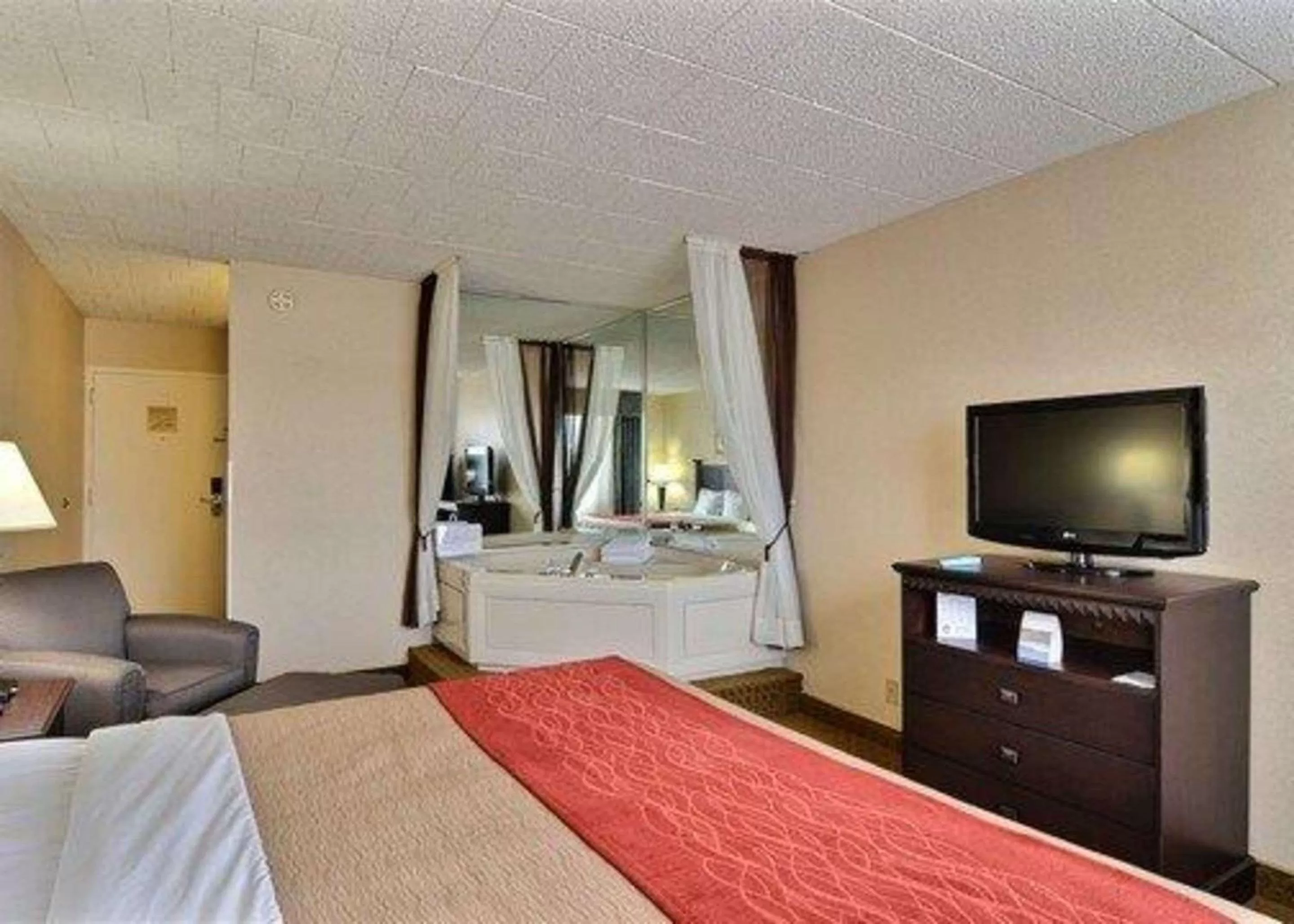 Photo of the whole room, Bed in Comfort Inn Somerset