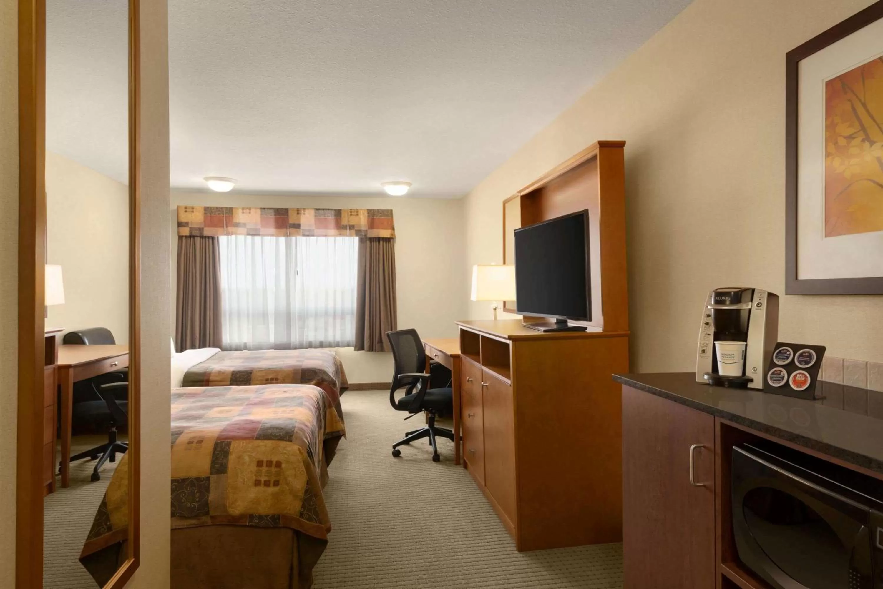 Photo of the whole room, Bed in Ramada by Wyndham Drayton Valley