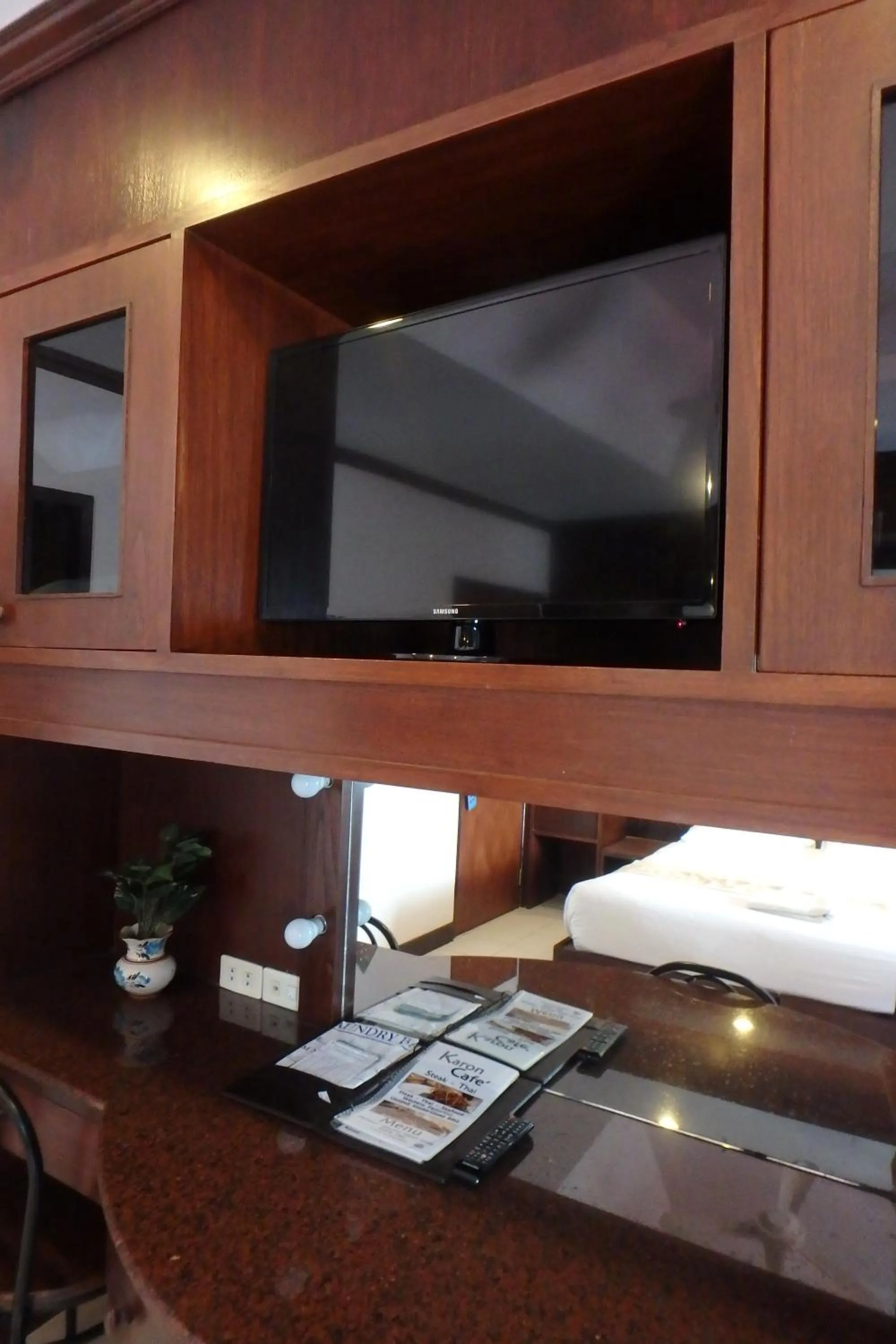 TV and multimedia, Bed in Karon Cafe Inn