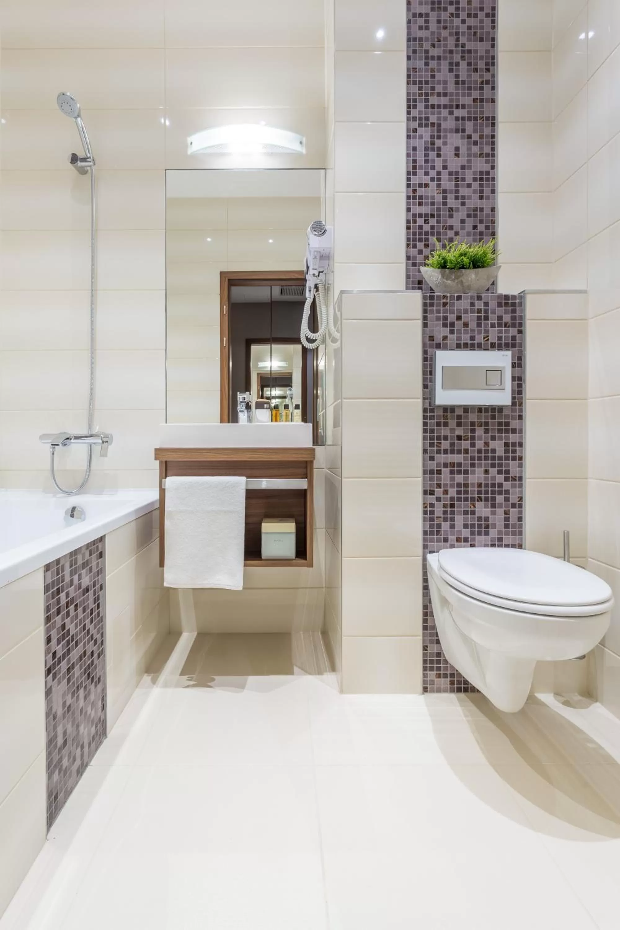 Toilet in Outlet Hotel Polgár