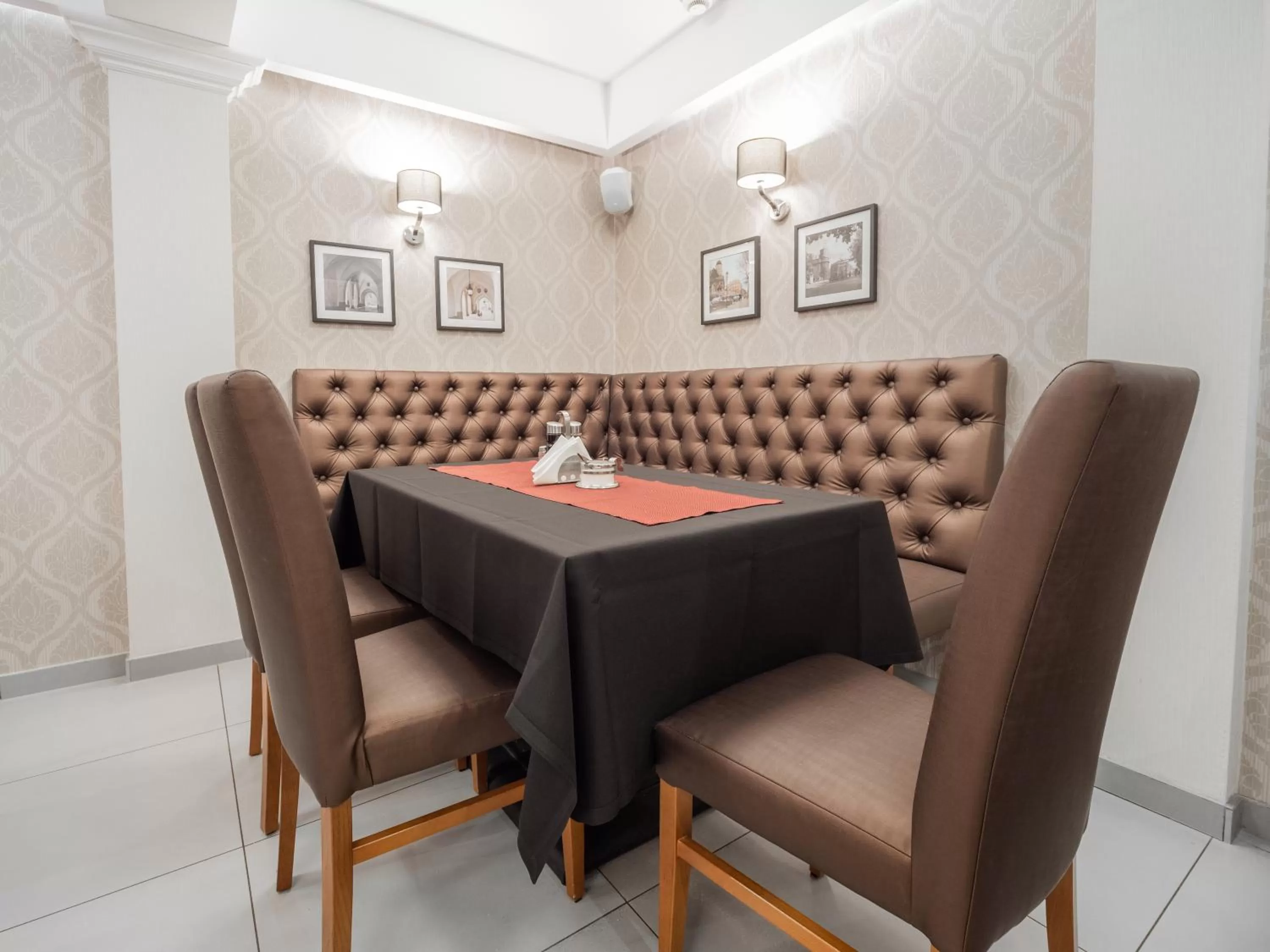 Restaurant/places to eat in Hotel Miodowa