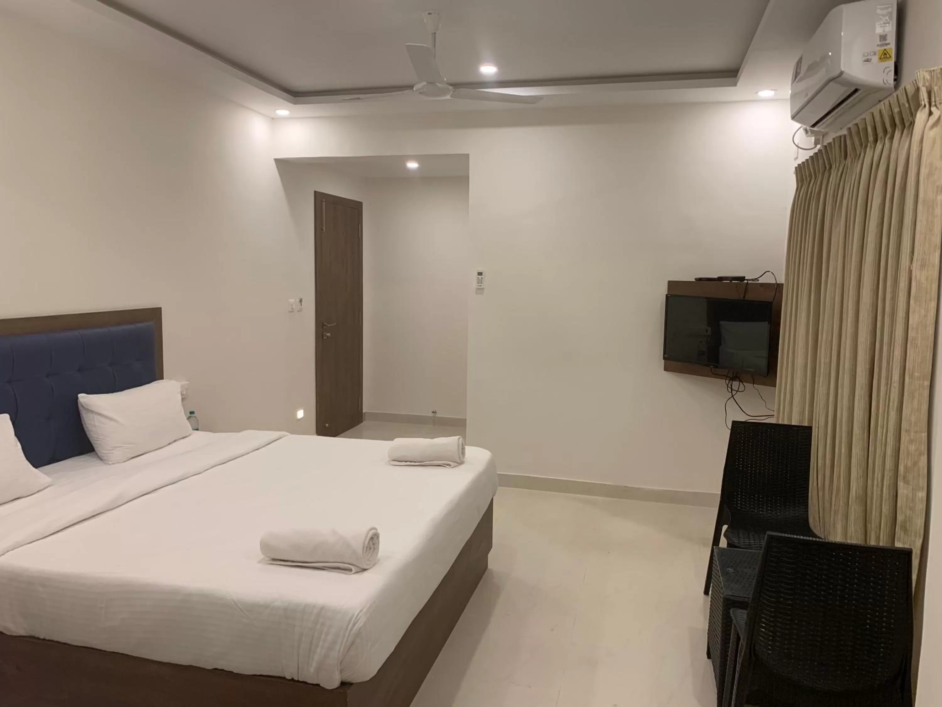 TV/Entertainment Center in JN Guestline