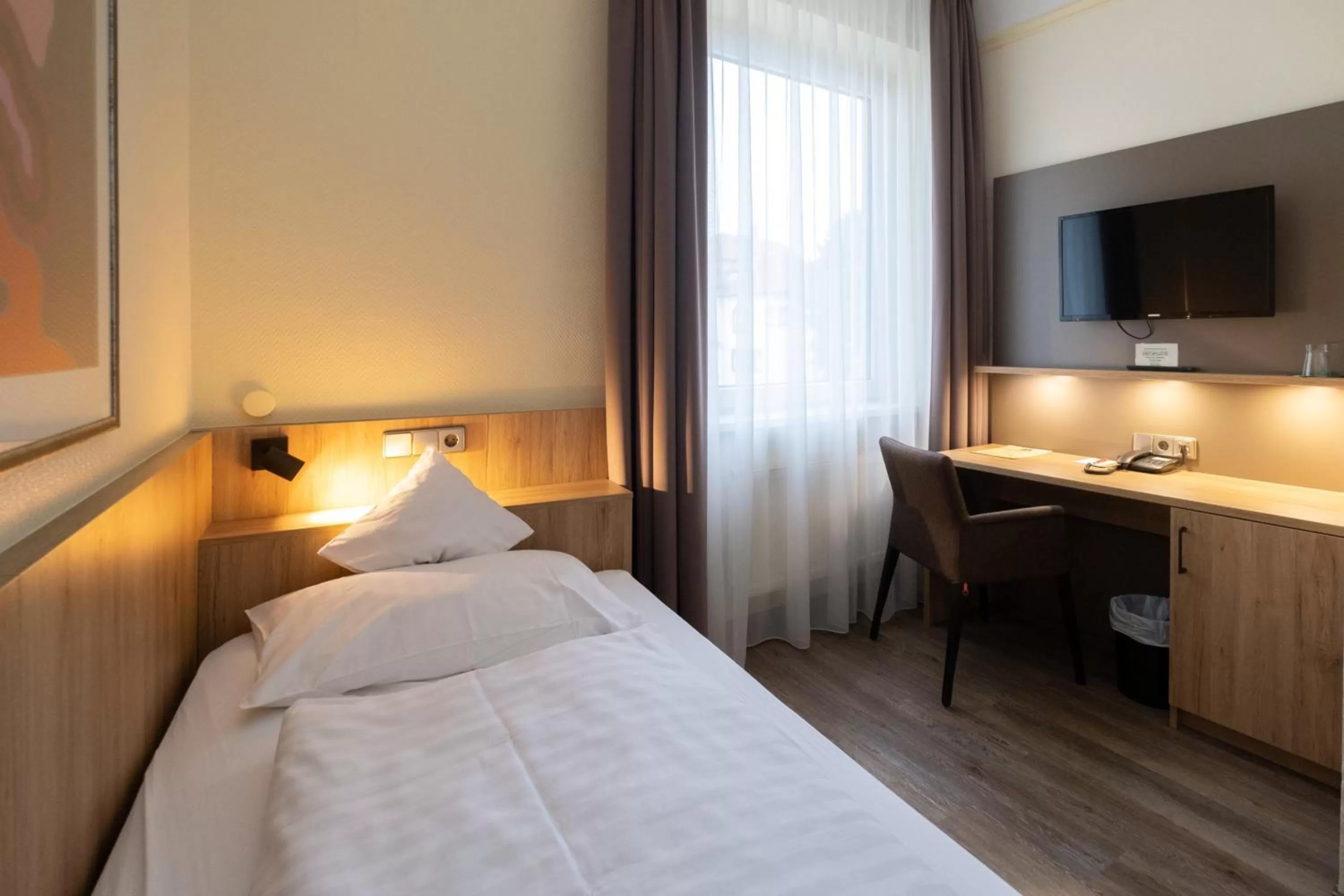 Photo of the whole room, Bed in Hotel Niedersächsischer Hof