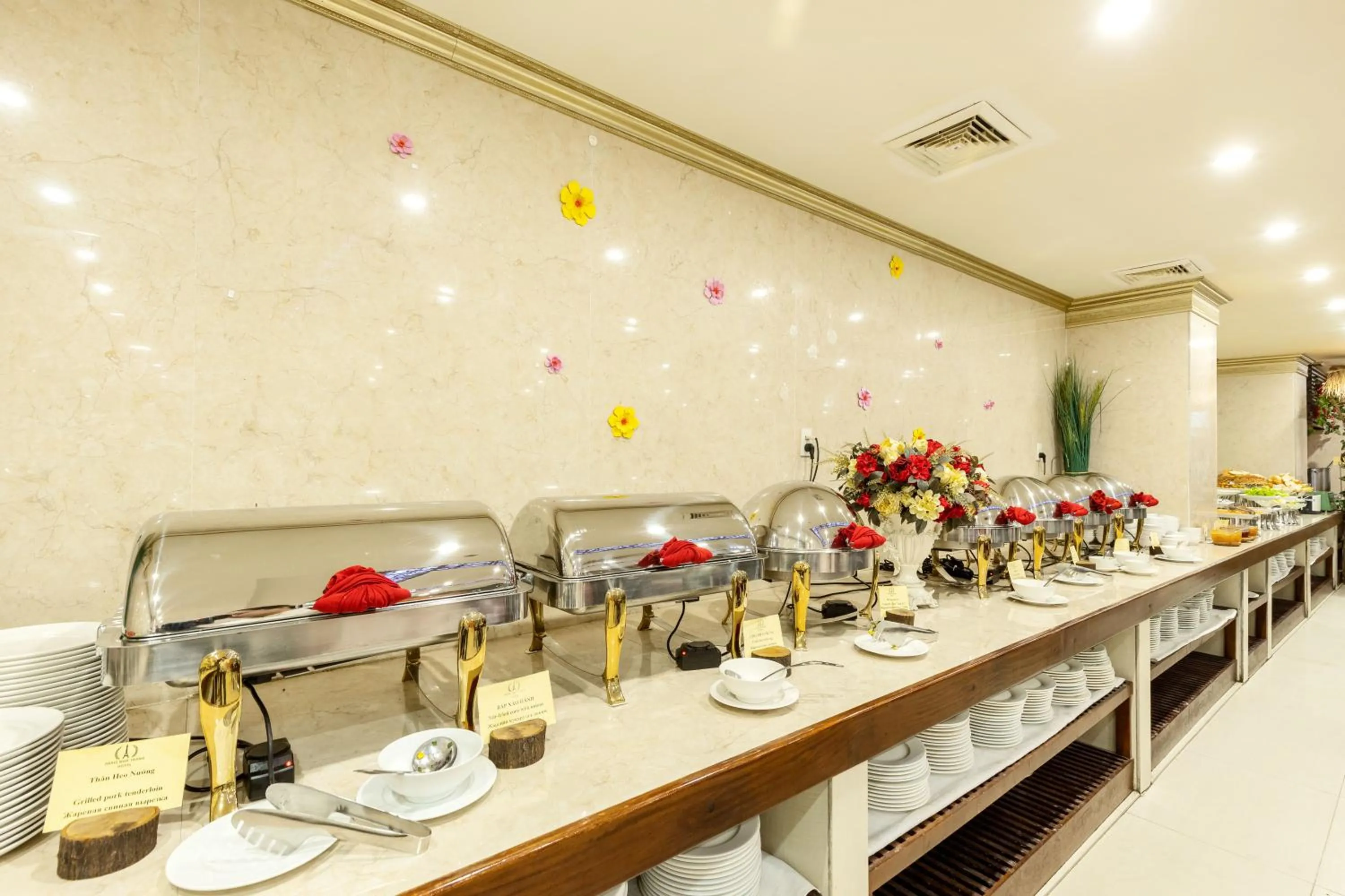 Restaurant/places to eat in Paris Luxury Hotel & Apartment Nha Trang