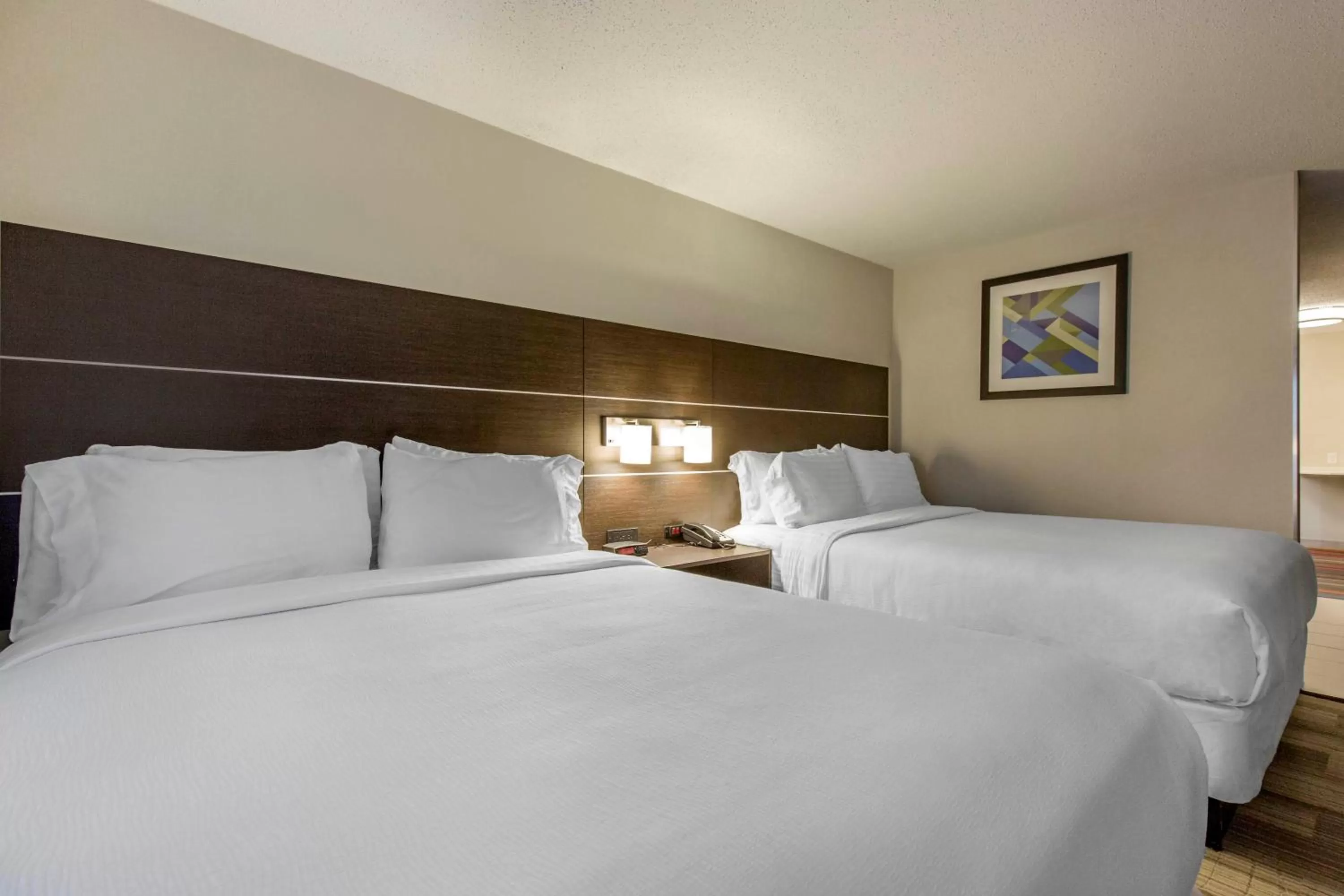 Photo of the whole room, Bed in Holiday Inn Express & Suites Chicago West - St Charles by IHG