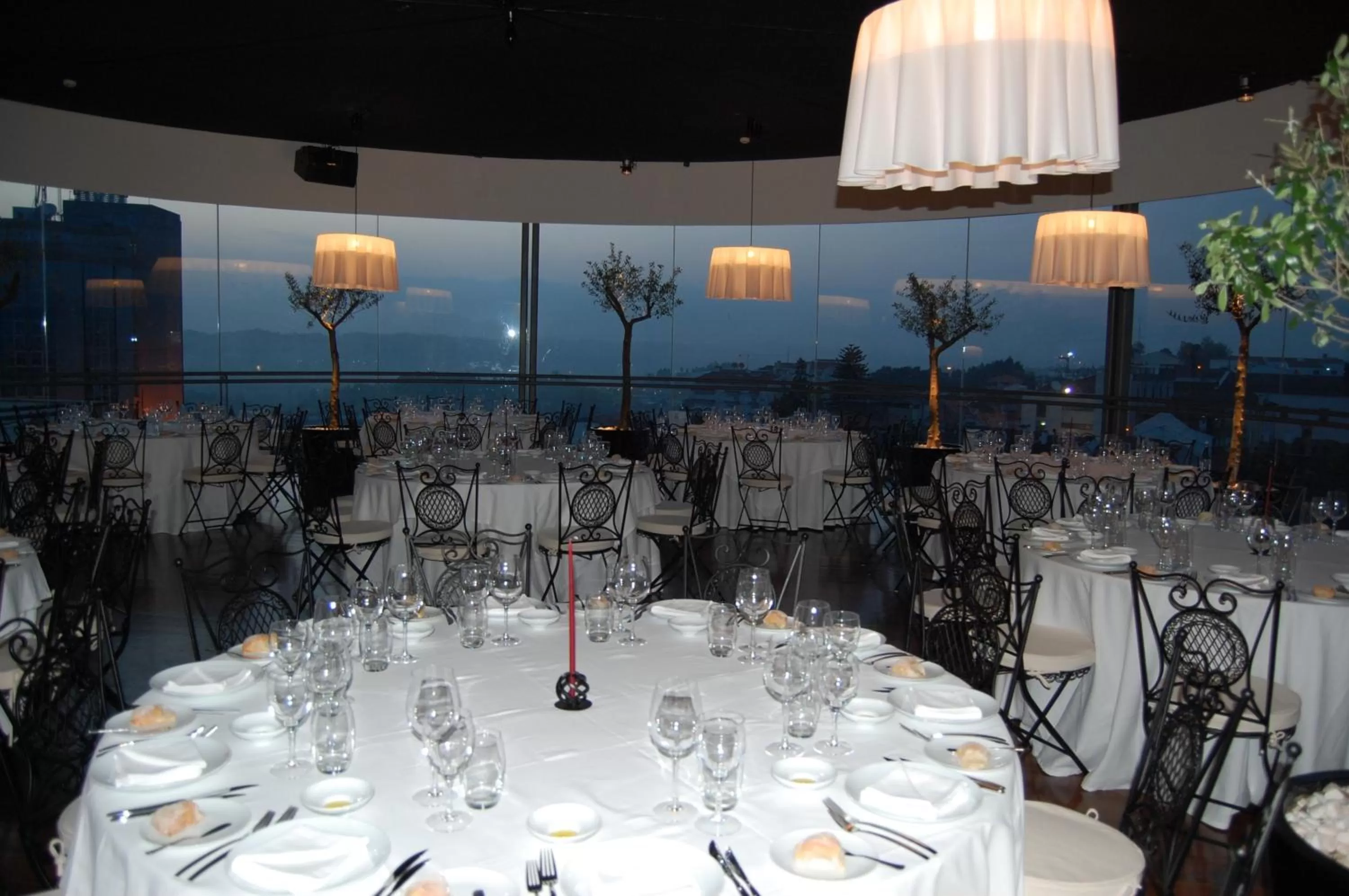 Restaurant/places to eat in Hotel Dighton