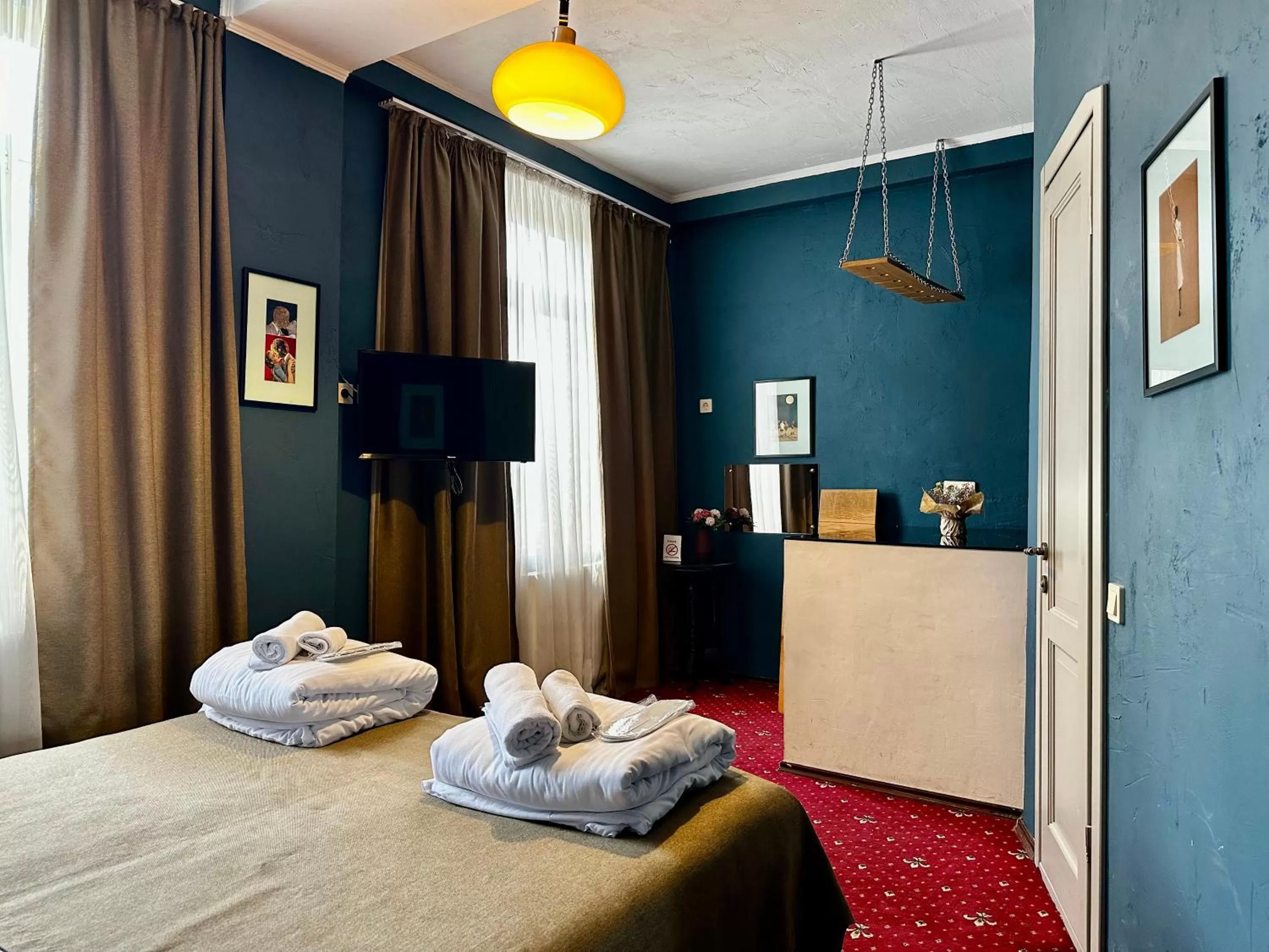 Bed, TV/Entertainment Center in Kindli Hotel