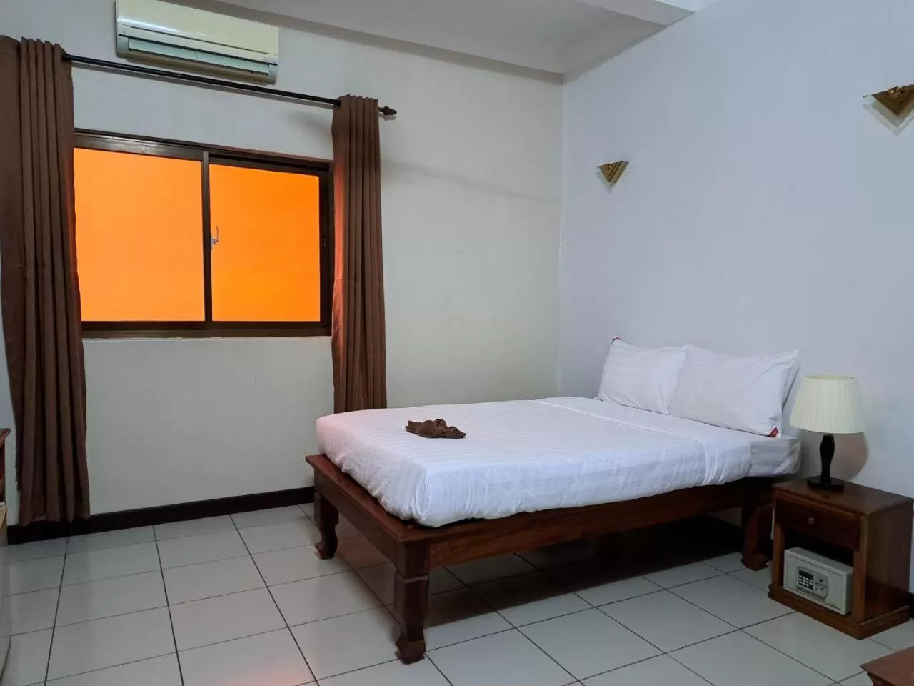 Bed in DEN HOTEL TOTONOU SIEM REAP