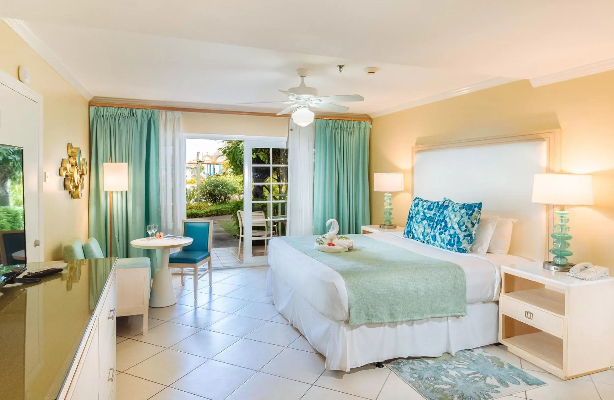 One Bedroom Suite Pool View King in Bay Gardens Beach Resort & Spa One Bedroom Suite Pool View King in Bay Gardens Beach Resort & Spa