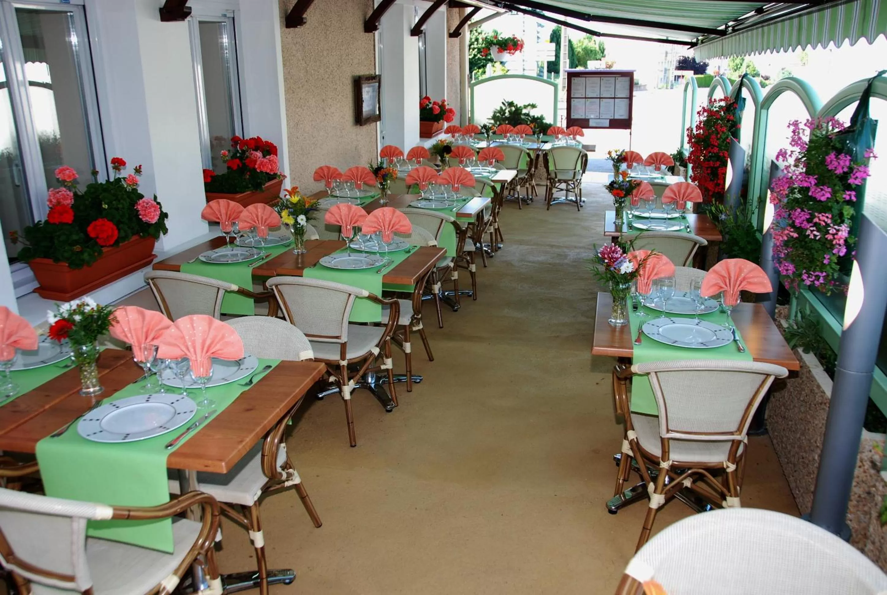 Restaurant/places to eat in Logis Hôtel Bellevue