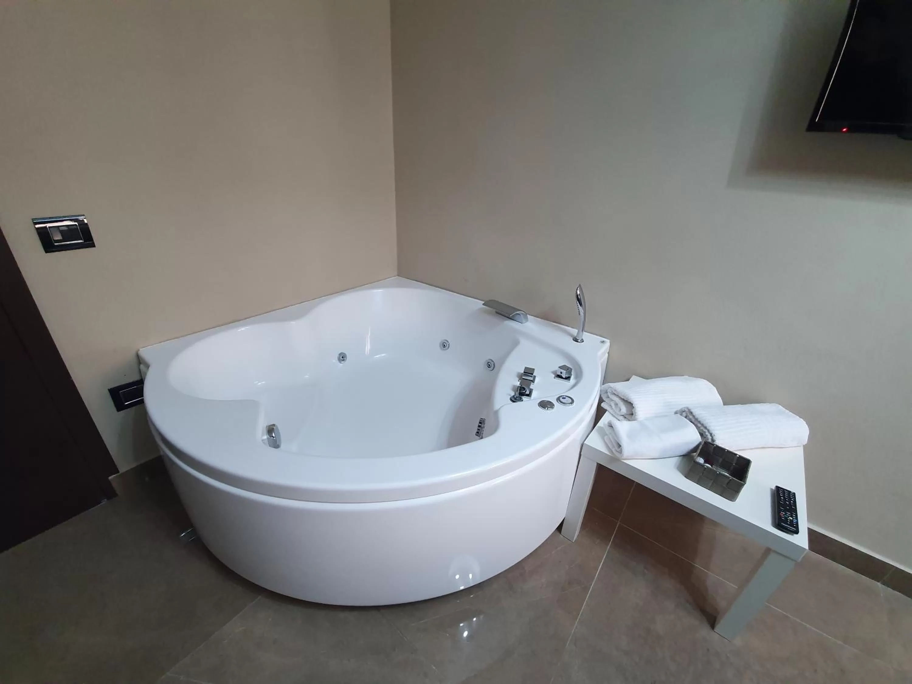 Hot Tub in Beverello Suite