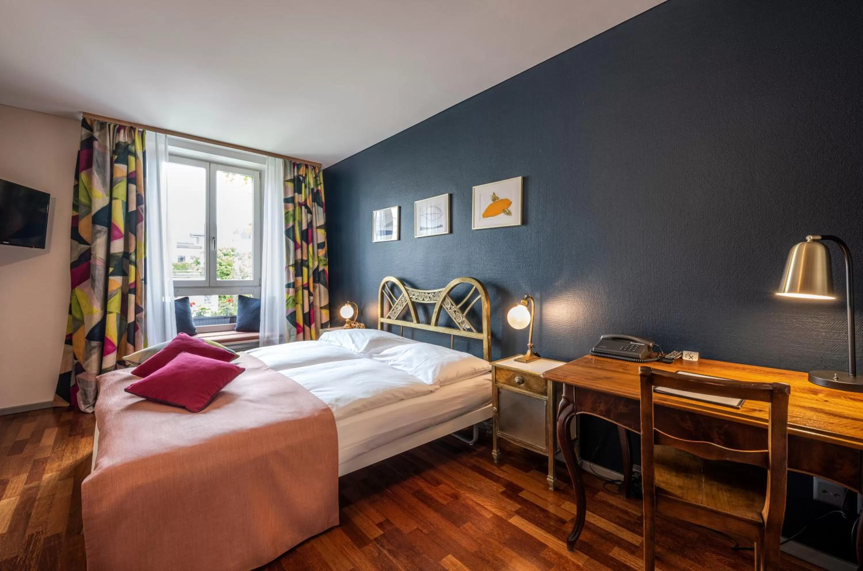 Staff, Bed in Hotel Rebstock