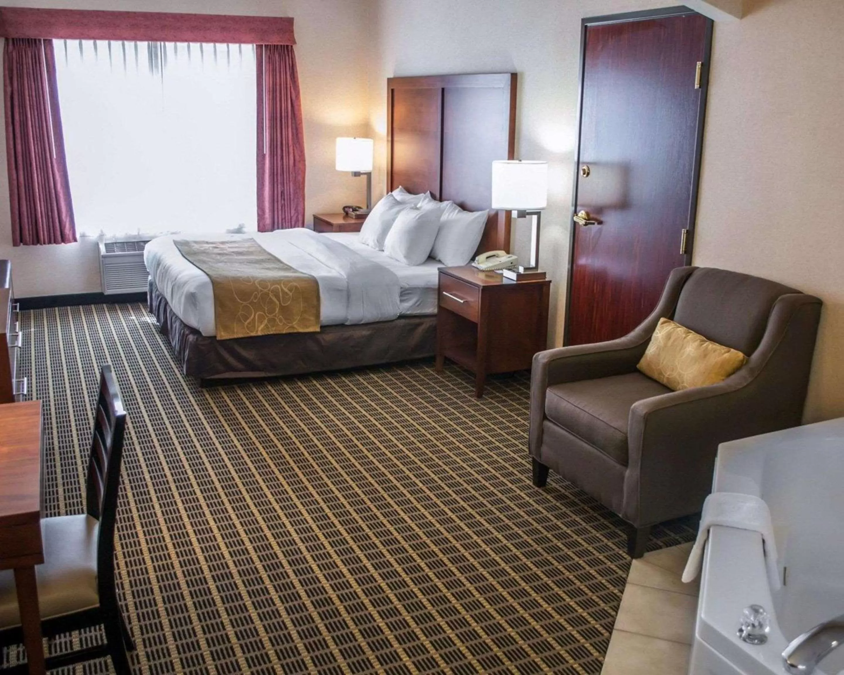 Photo of the whole room, Bed in Comfort Suites Portland Southwest