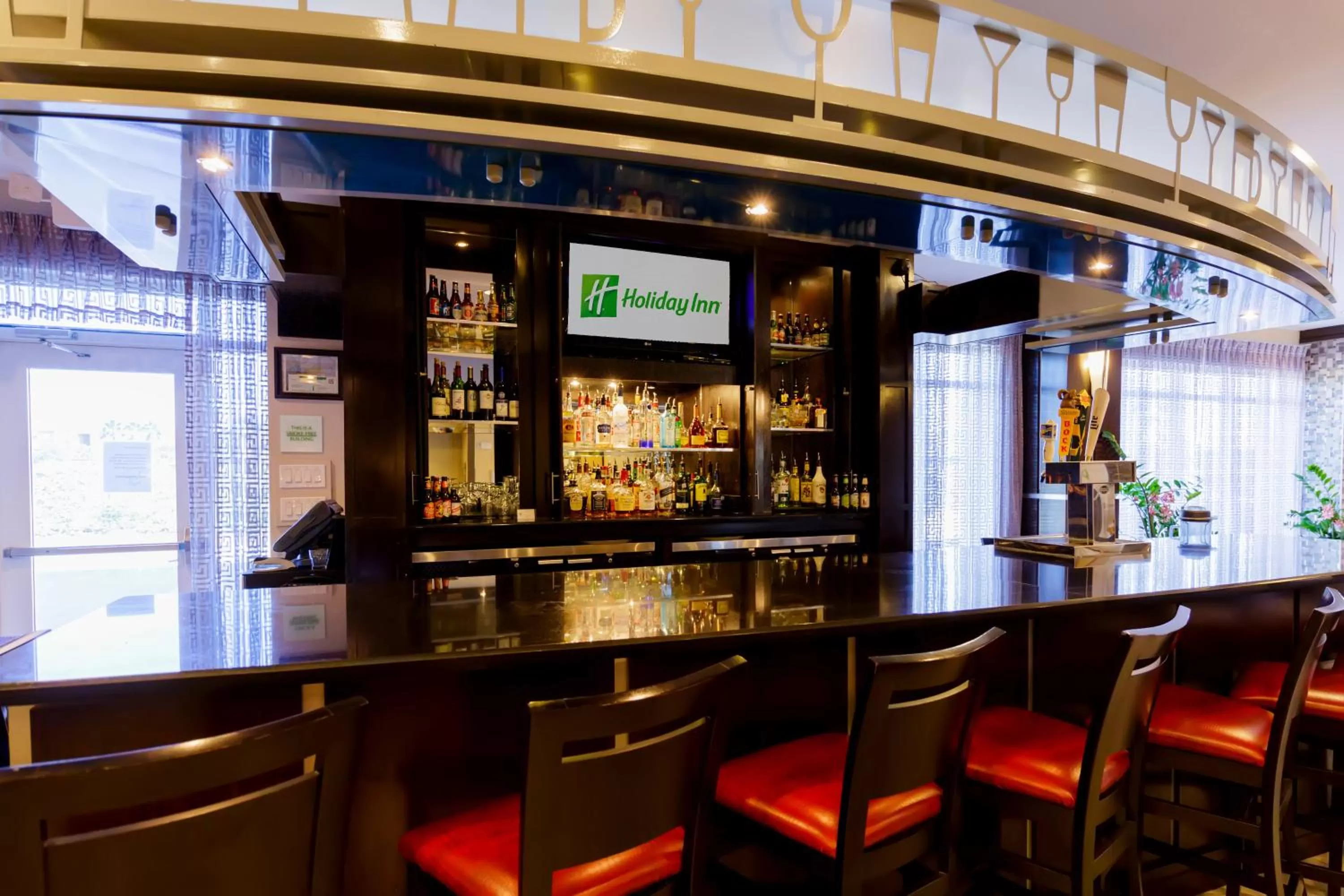 Lounge or bar in Holiday Inn Houston-Webster by IHG