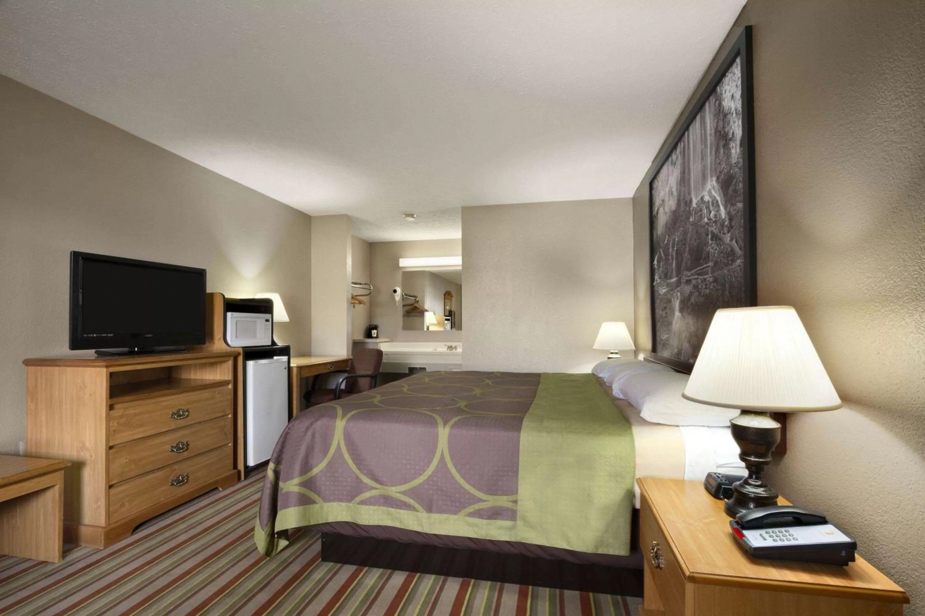 Photo of the whole room, Bed in Super 8 by Wyndham Fort Chiswell Wytheville Area